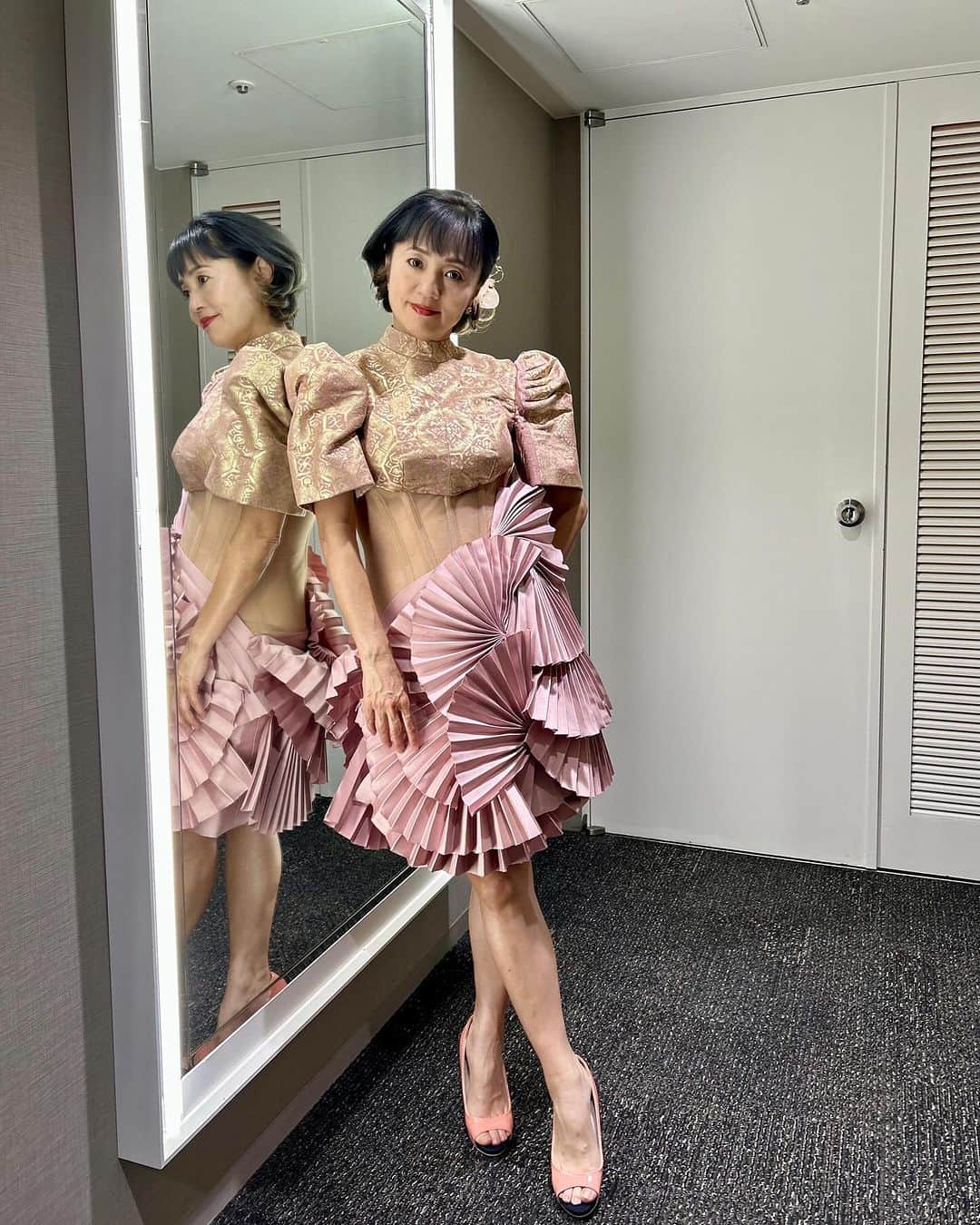 橋本志穂さんのインスタグラム写真 - (橋本志穂Instagram)「@francislibiran8 さんのデザインしたドレス @sakuracollection のために作られたドレスです。  ご縁あって、 司会の仕事の時 袖を通させていただきました。  #sakuracollection  #ナチュラリープラス #naturallyplus」10月28日 0時07分 - shihohashimoto3