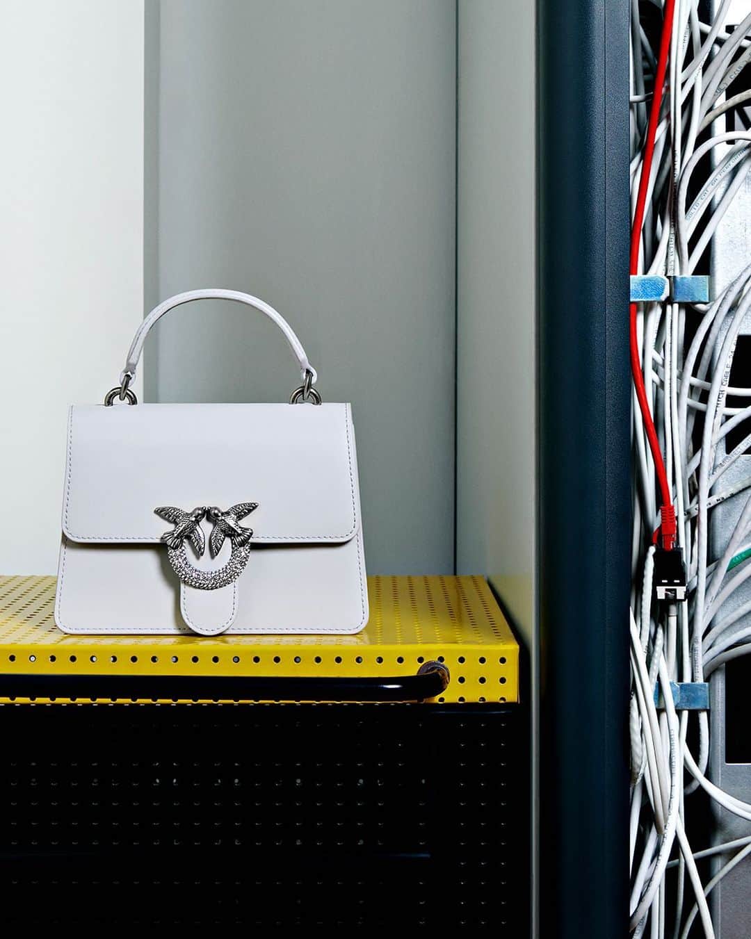 のインスタグラム：「Get ready to greet your new colleague. #PINKO #FW23 #LoveBag」