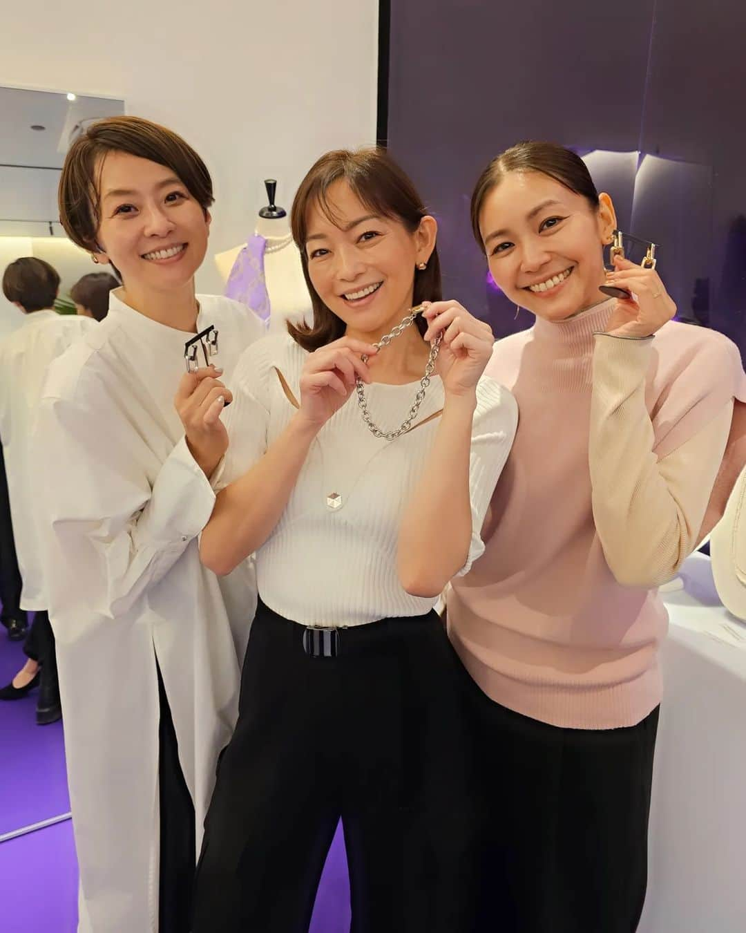 佐藤純のインスタグラム：「前回の展示会ですっかりファンになったアクセサリーブランド😊  LOHME  @lohmejewelry   ナオちゃんとロームの展示会へ。  @nao_nao310  写真2枚目のチェーンにハートの組合せが最高に可愛い❤️  私はこのゴールドにしたよ。  届くのが楽しみ😆  展示会で祐子ちゃんに会えた❤❤❤❤❤  @gomyoyuko  お煎餅好きの祐子ちゃん🍘✋めっちゃ美味しいぬれ煎餅をみつけたから今度送るね😋  #lohme  #lohmejewelry  #ローム #ジュエリー #チェーンネックレス #ハート #ママ #ママモデル #モデル #mama #mamamodel #model」