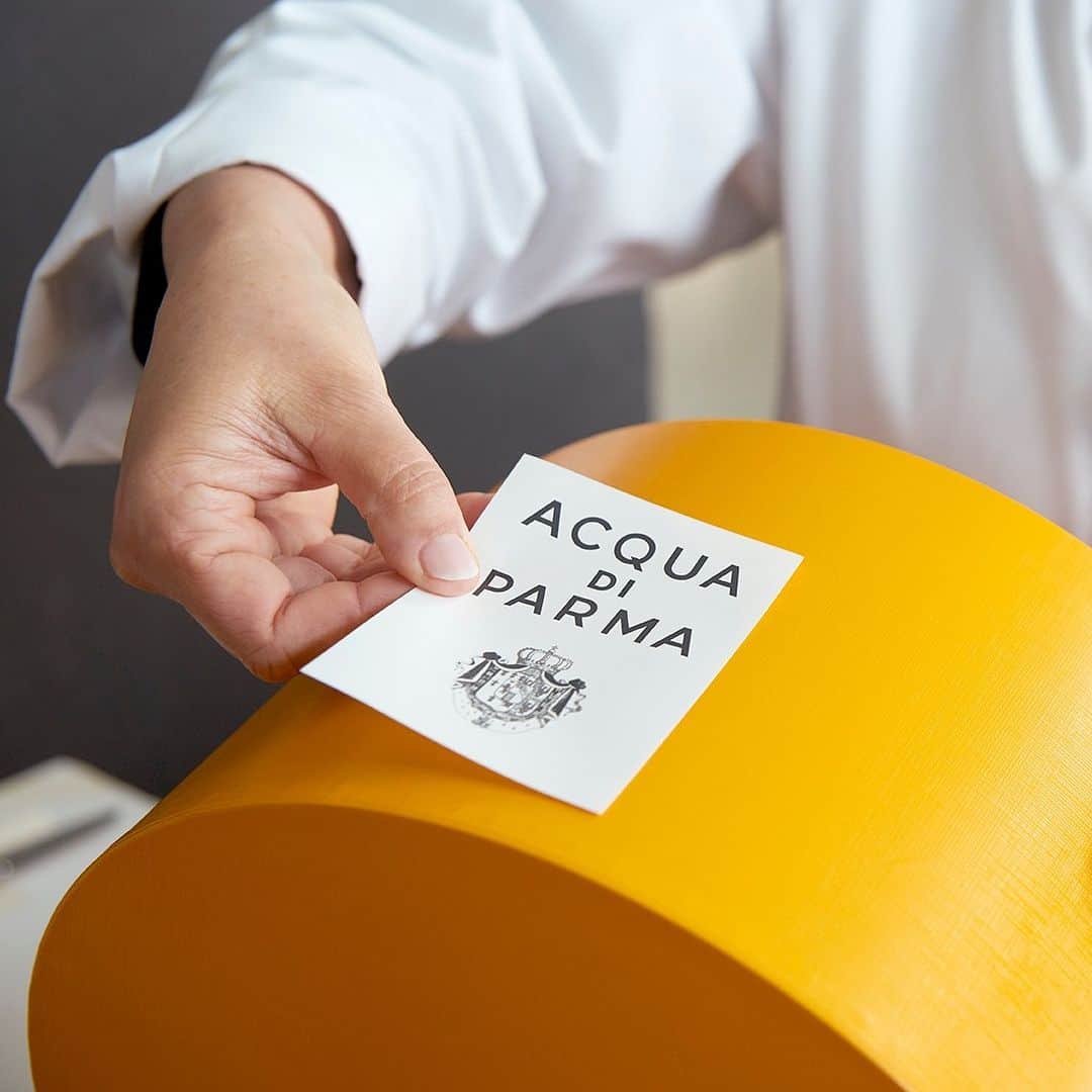 アクアディパルマのインスタグラム：「Every artisanal gesture captures the essence of our craftsmanship, exquisitely put together with a delicate finish. ​ #AcquadiParma​ #theessenceofItalianlife #ItalianLifestyle #craftsmanship」