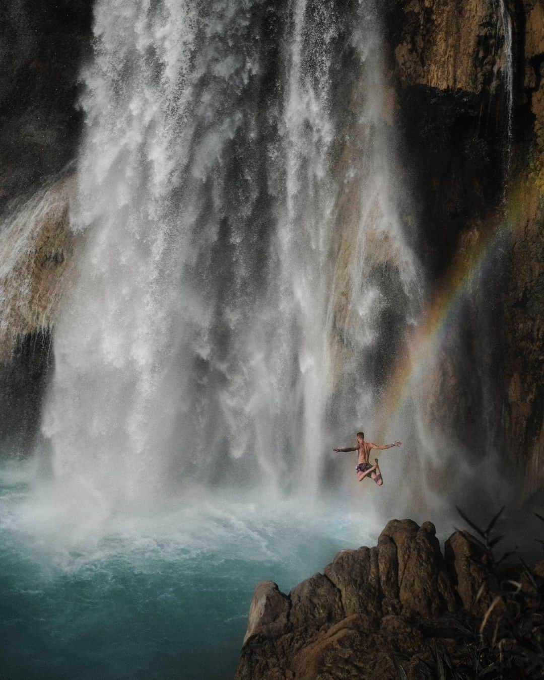 Coronaのインスタグラム：「It's an hour's walk to the top of the stunning cascades of El Chiflon and it's worth every step. ⁣ ⁣ No hiking boots required, the terrain up to the most impressive falls is relatively easy for beginners. Velo de Novia, translated to 'The Bride's Veil,' earns its name as its ethereal flow is unmatched. Grab your goggles and a pair of togs and prepare for a dive and a swim against this idyllic backdrop. ⁣ ⁣ #ThisIsLiving ⁣ ⁣ 📸: @josiahwg ⁣ ⁣ #Mexico」