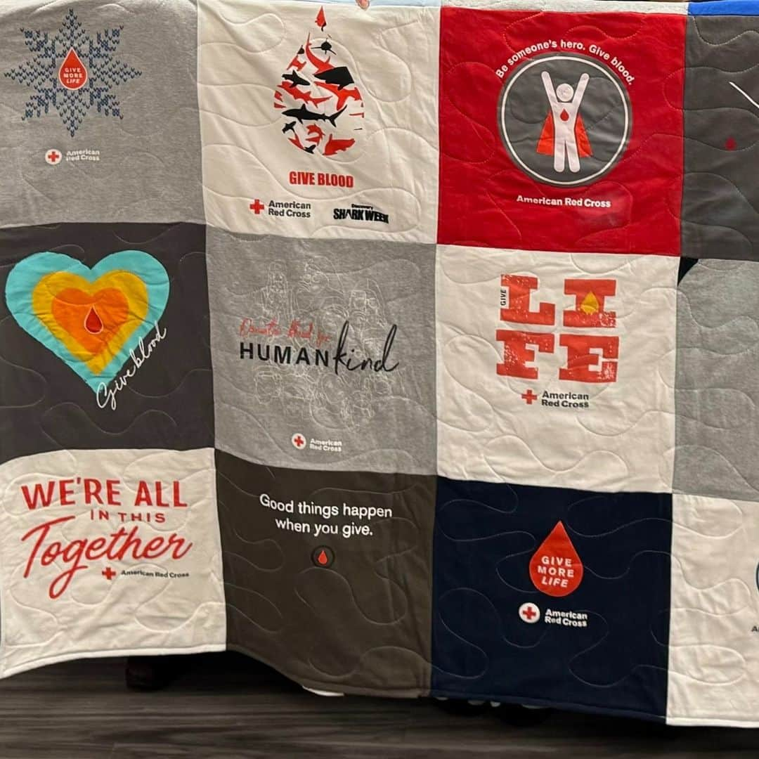 ネーブ・キャンベルさんのインスタグラム写真 - (ネーブ・キャンベルInstagram)「On the day Doug Dewaele reached the milestone of 96 gallons of blood donated, his family was there to surprise him with a quilt made from his collection of Red Cross blood donor T-shirts. 🥹  Doug started giving blood when he was in high school. Honoring the lives of his father and brother — who both passed away from cancer — is what motivates him to regularly make the 90-minute round trip to donate blood.  His granddaughter, Sydney, carefully cut out the T-shirts and put together the design of the quilt. She presented it to him in celebration of his incredible donation milestone alongside their family and @NE_IA_RedCross staff.  “It’s his routine now,” Sydney said. “He doesn’t miss a chance to give blood.”  Doug is humble about his milestone — he believes blood donation is the right thing to do. “If you can help somebody out in their time of need, well then, that’s what we should do.” ❤️  #BloodDonation #BloodDonor #GiveBlood #DonateBlood #DonateBloodSaveLives #GiveBloodSaveLives」10月28日 0時00分 - americanredcross