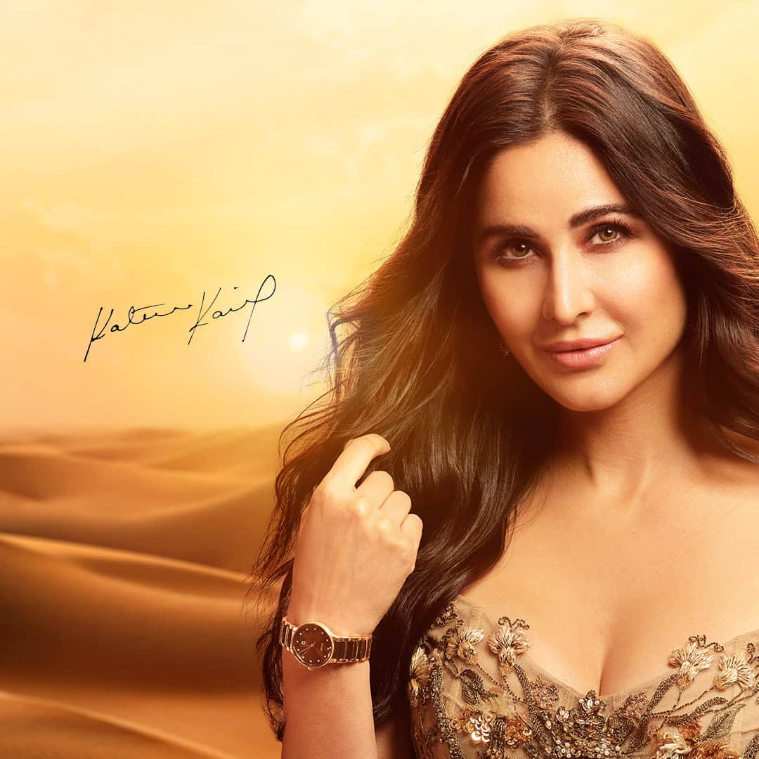 ラドーさんのインスタグラム写真 - (ラドーInstagram)「Artists unite.​ Rado continues to reinvent art from high-tech ceramic, sapphire crystal and precision movements. Represented by our Global Brand Ambassador actress @katrinakaif, Rado Centrix's sensuous contours and automatic movement are capped by a sapphire crystal glass and 12 precious diamonds. ​ ​ #Rado #RadoxKatrinaKaif #RadoCentrix #DiamondWatch #Feelit」10月28日 0時00分 - rado