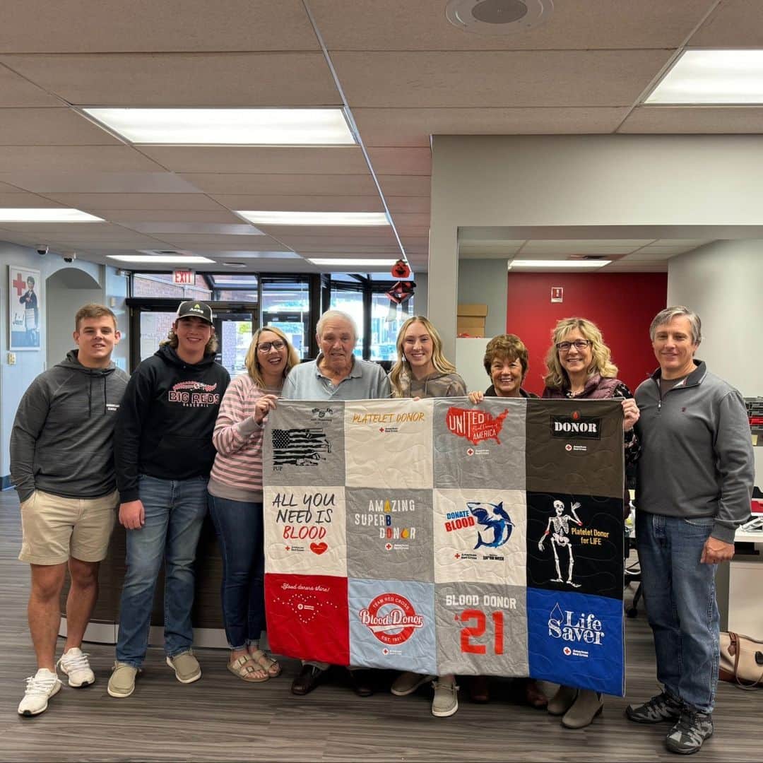 ネーブ・キャンベルのインスタグラム：「On the day Doug Dewaele reached the milestone of 96 gallons of blood donated, his family was there to surprise him with a quilt made from his collection of Red Cross blood donor T-shirts. 🥹  Doug started giving blood when he was in high school. Honoring the lives of his father and brother — who both passed away from cancer — is what motivates him to regularly make the 90-minute round trip to donate blood.  His granddaughter, Sydney, carefully cut out the T-shirts and put together the design of the quilt. She presented it to him in celebration of his incredible donation milestone alongside their family and @NE_IA_RedCross staff.  “It’s his routine now,” Sydney said. “He doesn’t miss a chance to give blood.”  Doug is humble about his milestone — he believes blood donation is the right thing to do. “If you can help somebody out in their time of need, well then, that’s what we should do.” ❤️  #BloodDonation #BloodDonor #GiveBlood #DonateBlood #DonateBloodSaveLives #GiveBloodSaveLives」
