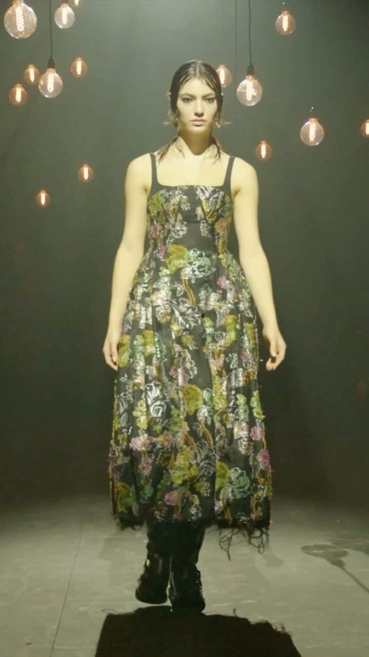 のインスタグラム：「AUTUMN WINTER 2023 - LOOK 19   #ERDEMAW23   Styling @olaoluebiti   #ERDEM」
