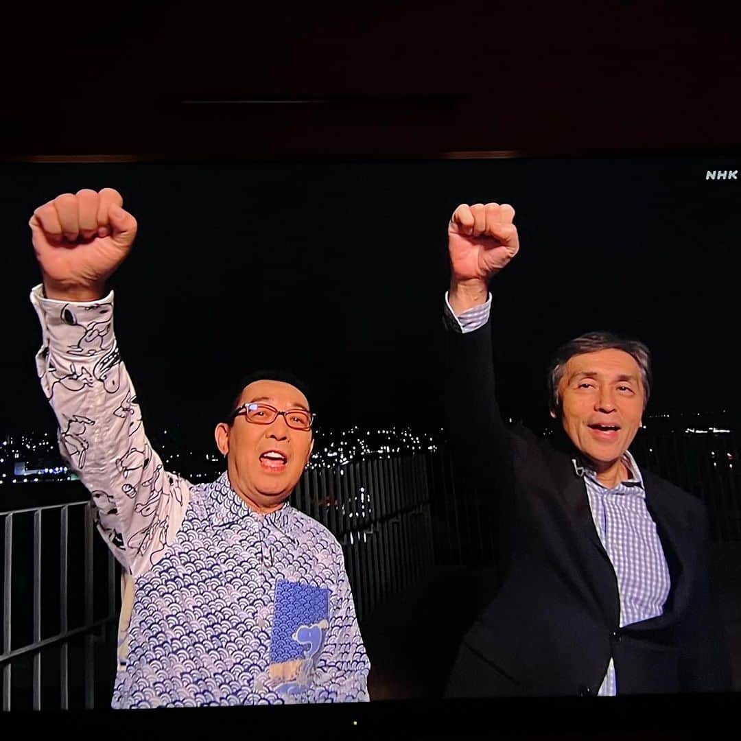 岩崎宏美のインスタグラム：「ベッドに入ったら、まさしが出てた！ みんなぁー始まりましたよ〜 ホテル備え付けのドライヤー 高級すぎてつけ方わからず、バトラーに連絡しちゃいました。笑 明日は国府弘子さんとの ピアノソングス 浄るりシアターで頑張りまーす❗️ まさしも、最後までがんばれーーーーーー❤️ 井上さんも住吉さんも、がんばれーーー❤️ #NHK今夜も生でさだまさし #国府弘子 #岩崎宏美」