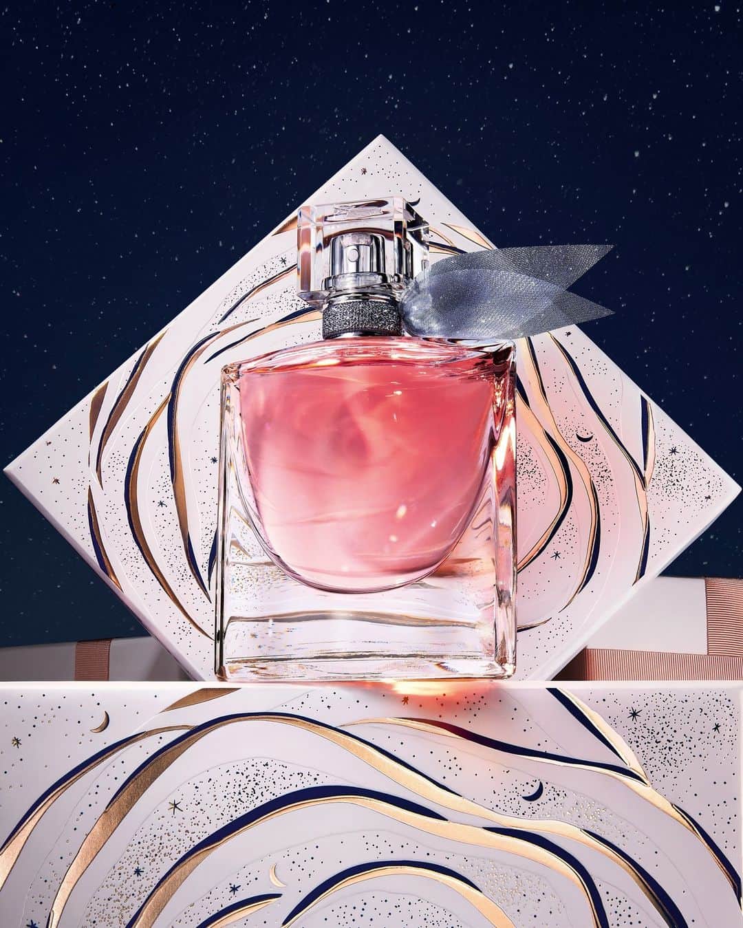 Lancôme Officialさんのインスタグラム写真 - (Lancôme OfficialInstagram)「The most extraordinary gift of all: the iconic Lancôme La vie est belle fragrance. With its elegant smile bottle and captivating scent, it represents the promise of a beautiful Holiday season.  #Lancome #LancomexLouvre #Holiday23」10月28日 0時00分 - lancomeofficial