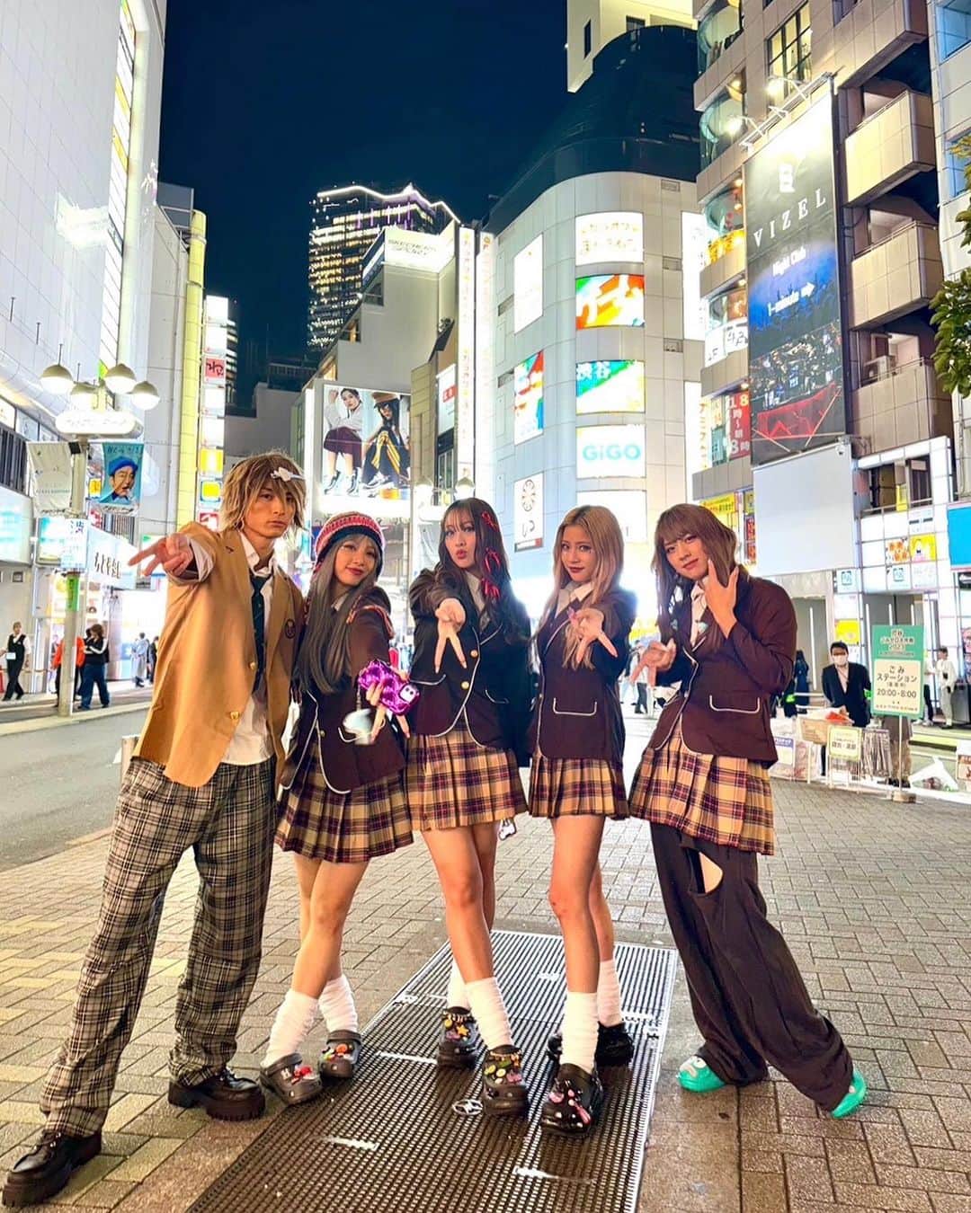 lolのインスタグラム：「ハロウィン仮装しました🎃❤️ テーマはギャル🩷  #ぎゃう😙 #lol #エルオーエル #ハロウィン  #halloween  #仮装  #ハロウィン仮装」