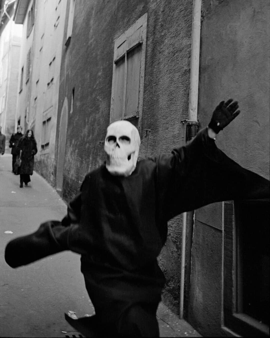 Magnum Photosのインスタグラム：「Trick or Treat 🎃⁠ ⁠ In celebration of Halloween festivities, we search the Magnum archive for the mysterious and macabre as cultures around the world prepare to observe their own traditions.⁠ ⁠ A supernatural self-portrait sees @susanmeiselas gazing through her own lens, as if occupying the liminal space between the living and the beyond.⁠ ⁠ @herbert_list’s surreal image depicting a skull operation forms part of his 1944 series on Präuschers Panoptikum, a former waxworks museum in Vienna, Austria.⁠ ⁠ In a photograph from @abbas.photos, a spectral glow follows a woman celebrating Día de los Muertos (Day of the Dead).⁠ ⁠ Comment your favorite 💀⁠ ⁠ PHOTOS (left to right):⁠ ⁠ (1) Carnival. Basel, Switzerland. 1975. © Martine Franck / Magnum Photos⁠ ⁠ (2) London, England. 1958-1959. © @sergiolarrain / Magnum Photos⁠ ⁠ (3) Père Lachaise Cemetery. Paris, France. © Martine Franck / Magnum Photos⁠ ⁠ (4) French painter Kiki Picasso at his home during the shooting of Une minute pour Canal Plus, a short film about him directed by French filmmaker Franck Moisnard. Paris, France. © Guy Le Querrec / Magnum Photos⁠ ⁠ (5) 44 Irving St. Cambridge, MA. USA. 1971. © @susanmeiselas / Magnum Photos⁠ ⁠ (6) Trepanation (skull operation). From the photo-essay on Praüschers Panoptikum at the Prater. A grotesque chamber of horrors dating from 1870, it contained wax figures of historical personages, inventions, events, crimes, illnesses and anatomical depictions. Vienna, Austria. © @herbert_list / Magnum Photos⁠ ⁠ (7) Chicago, USA. 1969. @ Hiroji Kubota / Magnum Photos⁠ ⁠ (8) Mataranka. Northern Territory. Australia. 2003. © @chillioctopus / Magnum Photos⁠ ⁠ (9) A woman celebrates the Day of the Dead at the village cemetery. Village of Maxuxtepectla, Hidalgo. 1984. © @abbas.photos / Magnum Photos⁠ ⁠ (10) Boy holding a plaster skeleton for the day of the dead. Metepec, Mexico. 1969. © @fondationreneburri / Magnum Photos」