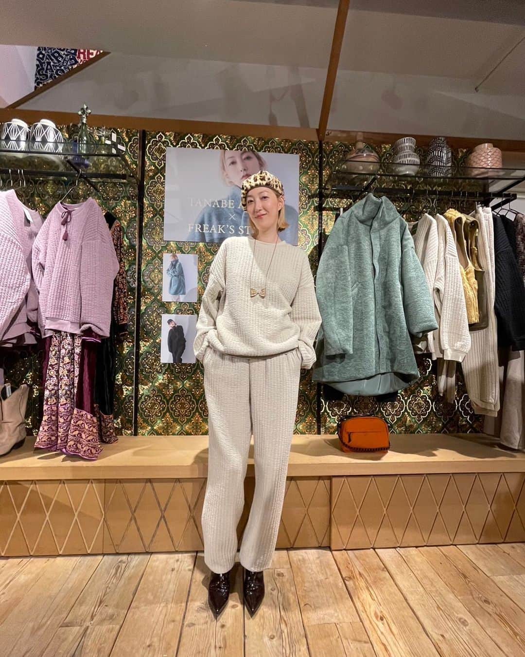 田辺あゆみのインスタグラム：「✔︎ 本日、28日(土) 15:00〜18:00 @freaksstore_shibuya  わたしもいます🥰 みなさんにお会いできるのを楽しみにしていますー✨ 遊びに来てね❣️❣️  @freaksstore_official」