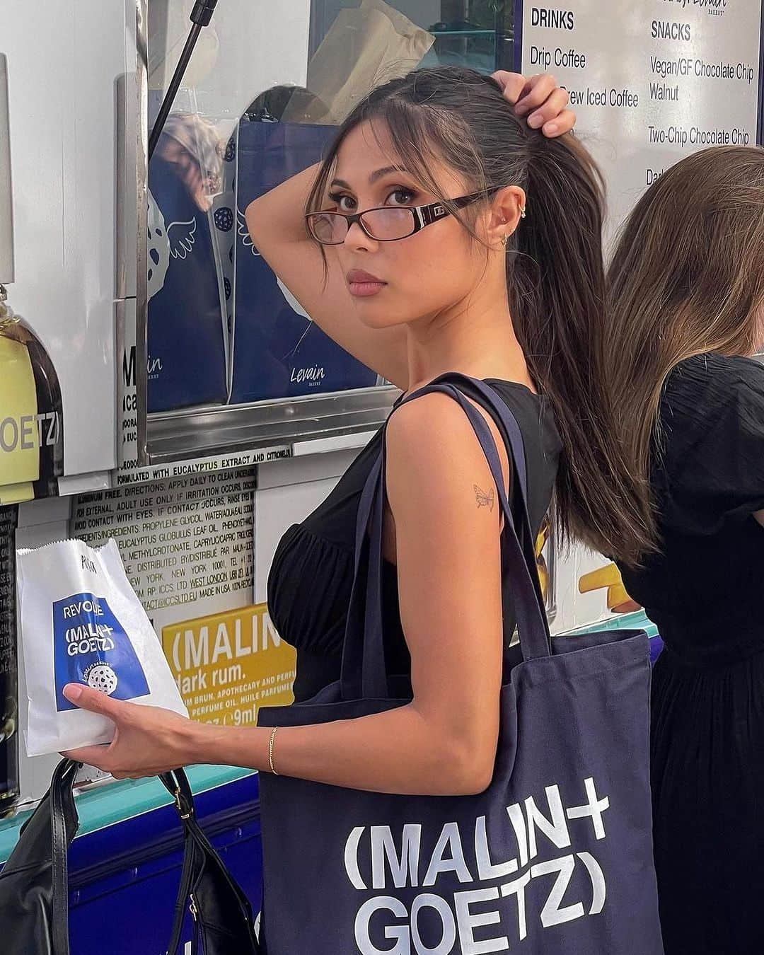 マリン&ゴッツのインスタグラム：「chocolate chip walnut or two-chip chocolate chip? 🍪  thanks @allysabreanne for stopping by our truck last weekend for some self care goodies + sweet treats from @levainbakery.」