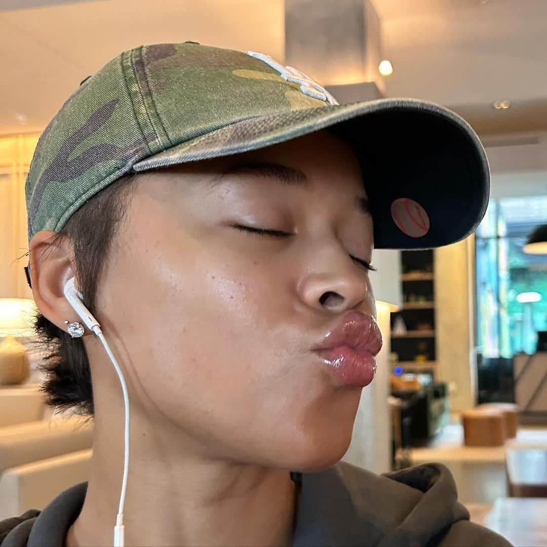 セラヤ・マクニールさんのインスタグラム写真 - (セラヤ・マクニールInstagram)「I always feel so silly recording myself 🤣😂🤣 this SKINNN though, get into it ! #rayfreshfacefriday」10月28日 0時16分 - serayah