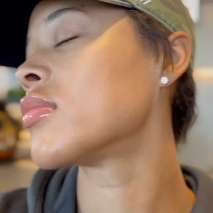 セラヤ・マクニールのインスタグラム：「I always feel so silly recording myself 🤣😂🤣 this SKINNN though, get into it ! #rayfreshfacefriday」