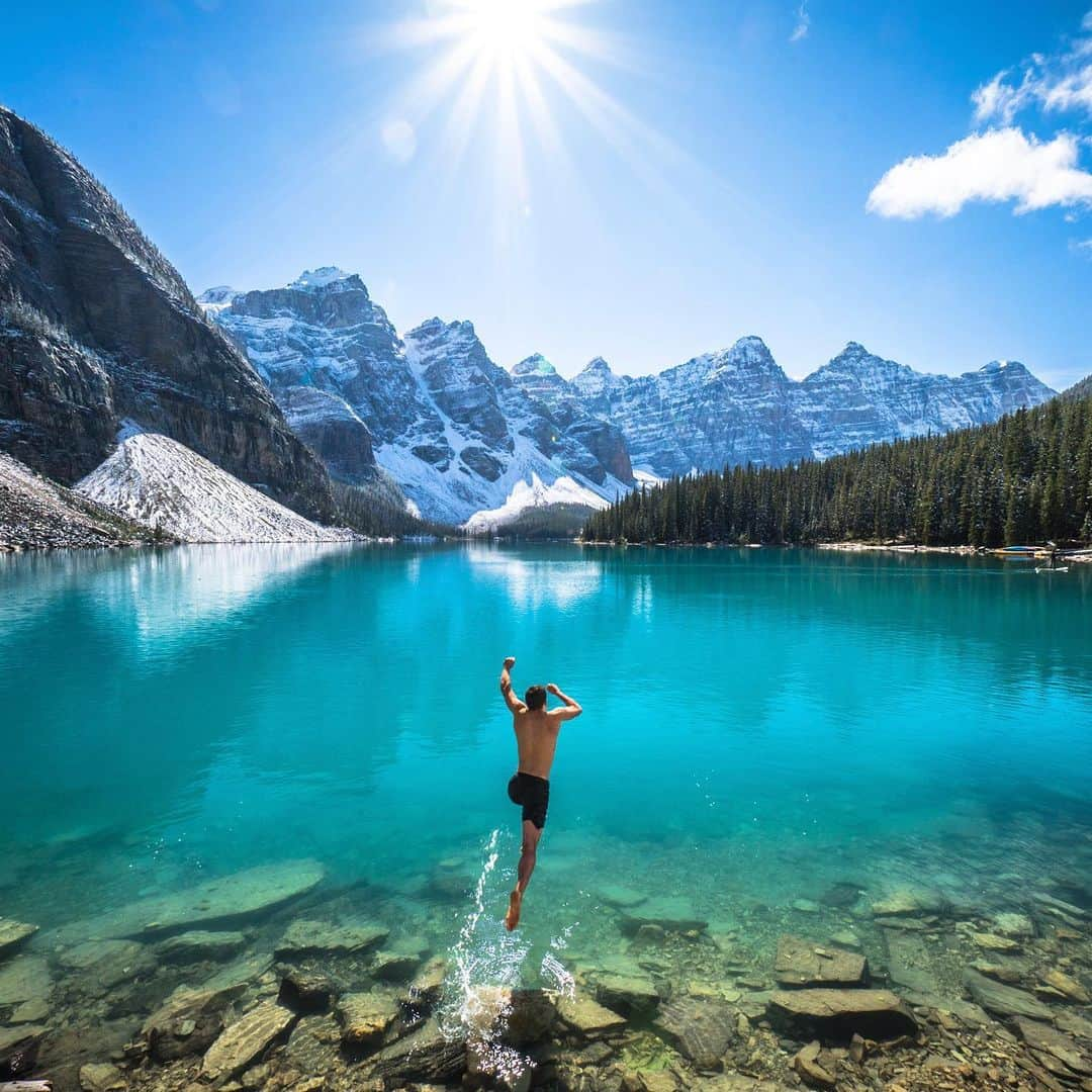 クリス・バーカードのインスタグラム：「Sometimes it’s better not to check the water temp first…   Shot this image almost 10 years ago on the shores of Lake Moraine… I remember sharing it to Instagram back in the good old days, one of my first posts to go viral.」