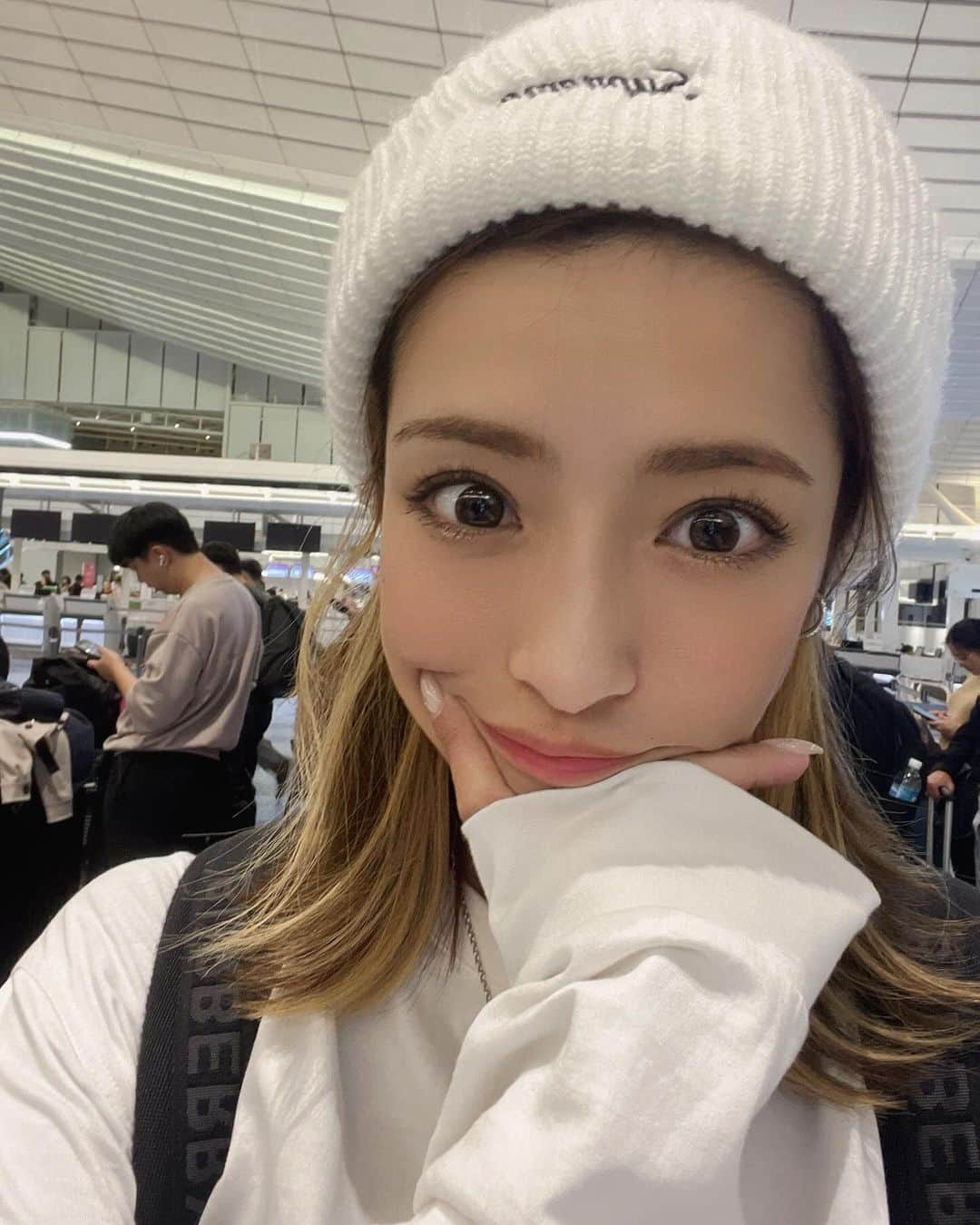 橋本梨菜さんのインスタグラム写真 - (橋本梨菜Instagram)「山口県から4時間ちょっと新幹線乗り続けてた✈️😂  そしていま羽田空港について パタヤにとびます〜🇹🇭✈️  着いたらバンコクに移動してマラソン大会☺️🩷  飛行機でドラマみまくろーーーっと！  いや、ねろよ🫠🫠🫠🫠🫠🫠🫠🫠  そうだ！またネットチェキの予約が始まってるよ〜 いつも大好評で嬉しいです☺️  Xか、ストーリーにURL貼っとくから予約してね✌️」10月28日 0時09分 - hashimoto_rina_