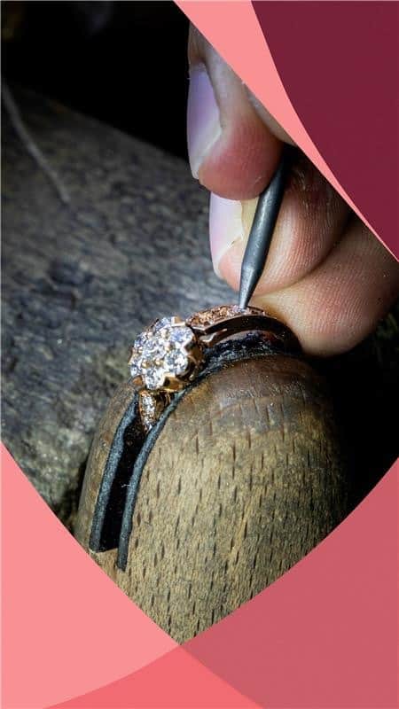 ヴァンクリーフ&アーペルのインスタグラム：「Let yourself be captivated by the savoir-faire behind the Fleurette collection. Van Cleef & Arpels’ craftsmen combine their expertise to bring delicacy and radiance to each creation. The skillfully openworked structure of the bezel allows light to pass through the round diamonds, enhancing their sparkle.   #VCAFleurette #VCAdiamond #VCAsavoirfaire #VanCleefArpels #diamonds」