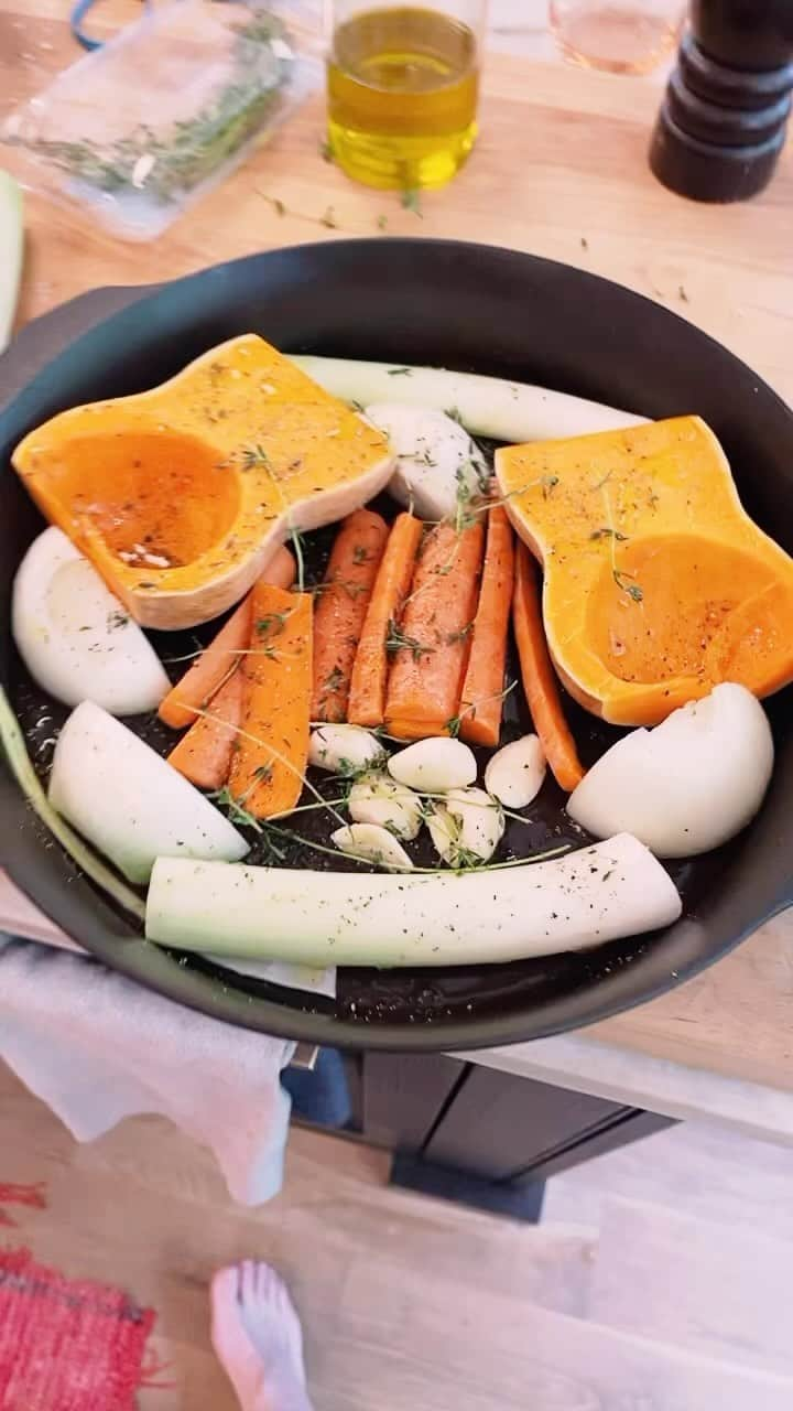 アレクサンドラ・ブレッケンリッジのインスタグラム：「Butternut squash, leek soup   when butternut squash  One week  Two. Onions.  Five cloves garlic  4 carats  Fresh thyme sprinkled  Salt and pepper  drizzle with olive oil  Bake 450 for 40 minutes or until veggies are soft   use about 3 cups vegetable broth half can coconut milk and an emulsion blender to smooth until soup consistency  add curry and cumin, seasonings to taste, adjust salt and pepper to your liking.」