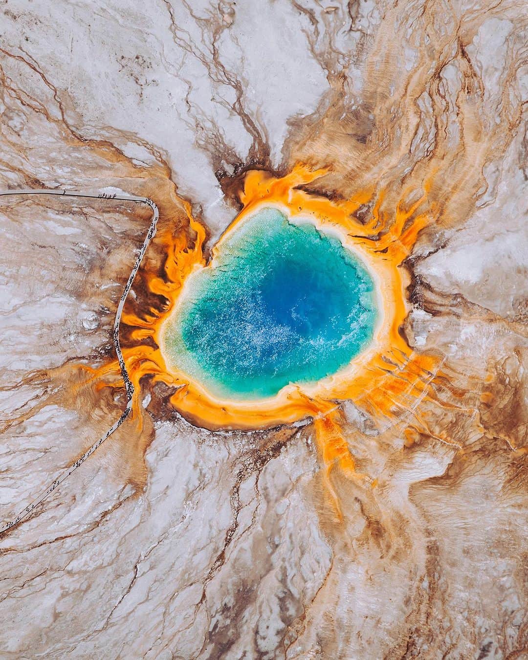 Daily Overviewさんのインスタグラム写真 - (Daily OverviewInstagram)「Let’s highlight some of North America’s popular tourist destinations from above. Which of these spots have you visited before?   1. Niagara Falls 2. Miami Beach 3. Grand Prismatic Spring, Yellowstone NP 4. Aspen Snowmass, Colorado 5. Everglades National Park 6. Arizona Rock Formations 7. Venice Beach Skatepark, California 8. The Canadian Rockies and Calgary   As the second and third largest countries in the world by land area, Canada and the USA have something for everyone — whether you’re looking for solitude in nature, sunbathing by the ocean, or hitting the ski slopes. Let us know what other spots you’d like to visit in the comments!   Created by @dailyoverview Source imagery: @nearmap / @maxartechnologies」10月28日 0時14分 - dailyoverview