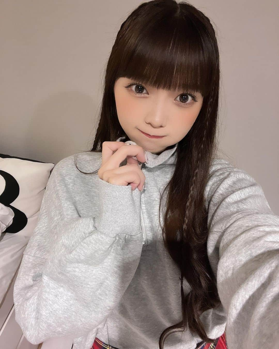 籾山ひめりのインスタグラム：「10月もうちょっとで終わっちゃうね🥺🍁 ･  #私服 #秋服 #ハーフジップ  #スウェット #プリーツスカート #スカート  #自撮り #三つ編み #巻き髪 #ぱっつん前髪  #茶髪 #コーデ #code  #ootd  #ひめりの私服はこれだ」