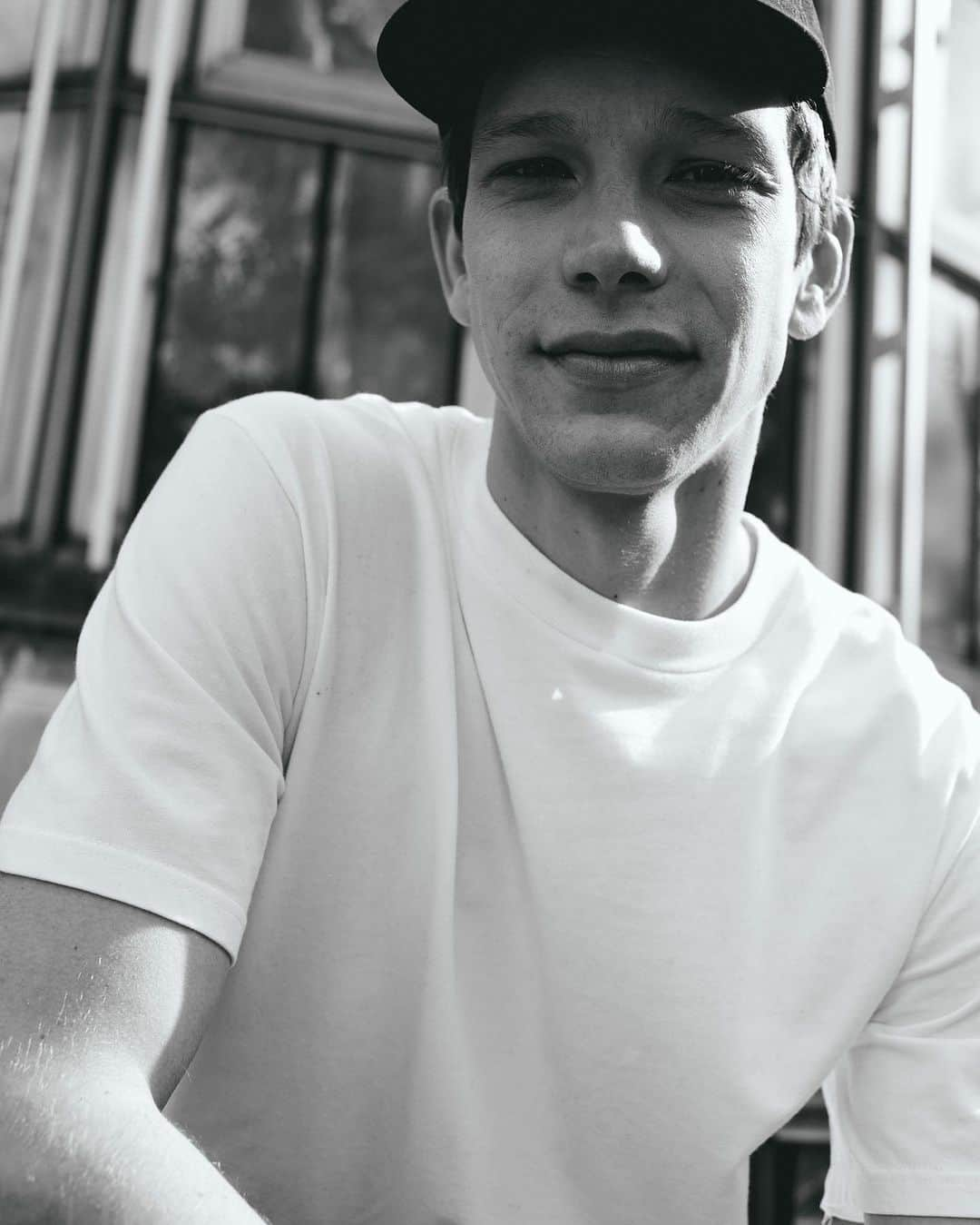 アメリカンビンテージのインスタグラム：「Flashback: getting to know François in Antwerp - smiling and posing in our iconic white tee-shirt!  #americanvintage #americanvintagemen #whitetee #teeshirt #iconic #onset #antwerp」