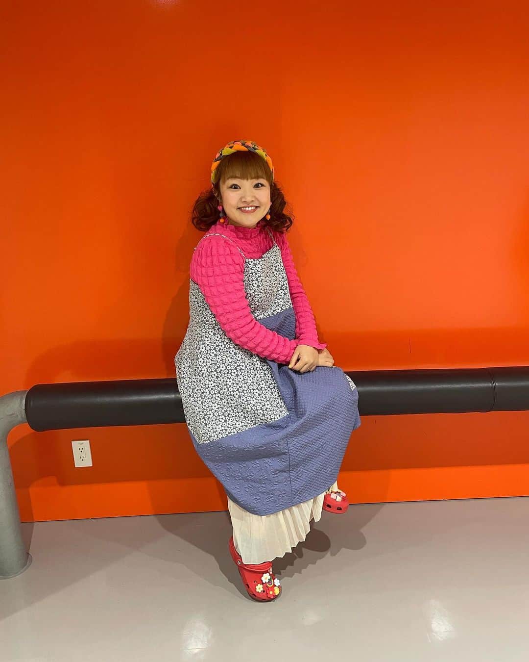 柳原可奈子さんのインスタグラム写真 - (柳原可奈子Instagram)「10/28(土)の「嗚呼‼️みんなの動物園」はアニヤお嬢😽&チャウチャウのトリミング🐶だよ💕  💜ワンピース💜 @asknowas_olaca  ポコとポコと花ポコＫＯＰ　  ピンクのポップコーンロンT  スタイリスト私物  🟡カチューシャ🟡 #SHEIN 💓イヤリング💓 @pkpk_handmade   アクセサリーが最高に可愛かったので✨ ふわふわツインテールを合わせてみたよ❣️  長年使ってるRMKのジェルクリーミィファンデーション買いかえたらパッケージ変わってた✨可愛い〜 中身は変わらず実力派❤️ イプサのコンシーラーとカネボウデザイニングカラーリクイド03でクマと吹き出物跡消しますヨ✌️ リップはマキシマイザーの019シマーピーチのみで仕上げました💋  今週末は　#ハロウィン 🎃👻 みんなは何かしますか⁉️ 私は自分用にAmazonでこれを買ってみたよ🤣 娘たち笑ってくれるかなぁ…⁉️  #嗚呼みんなの動物園」10月28日 0時18分 - yanagihara_kanako_