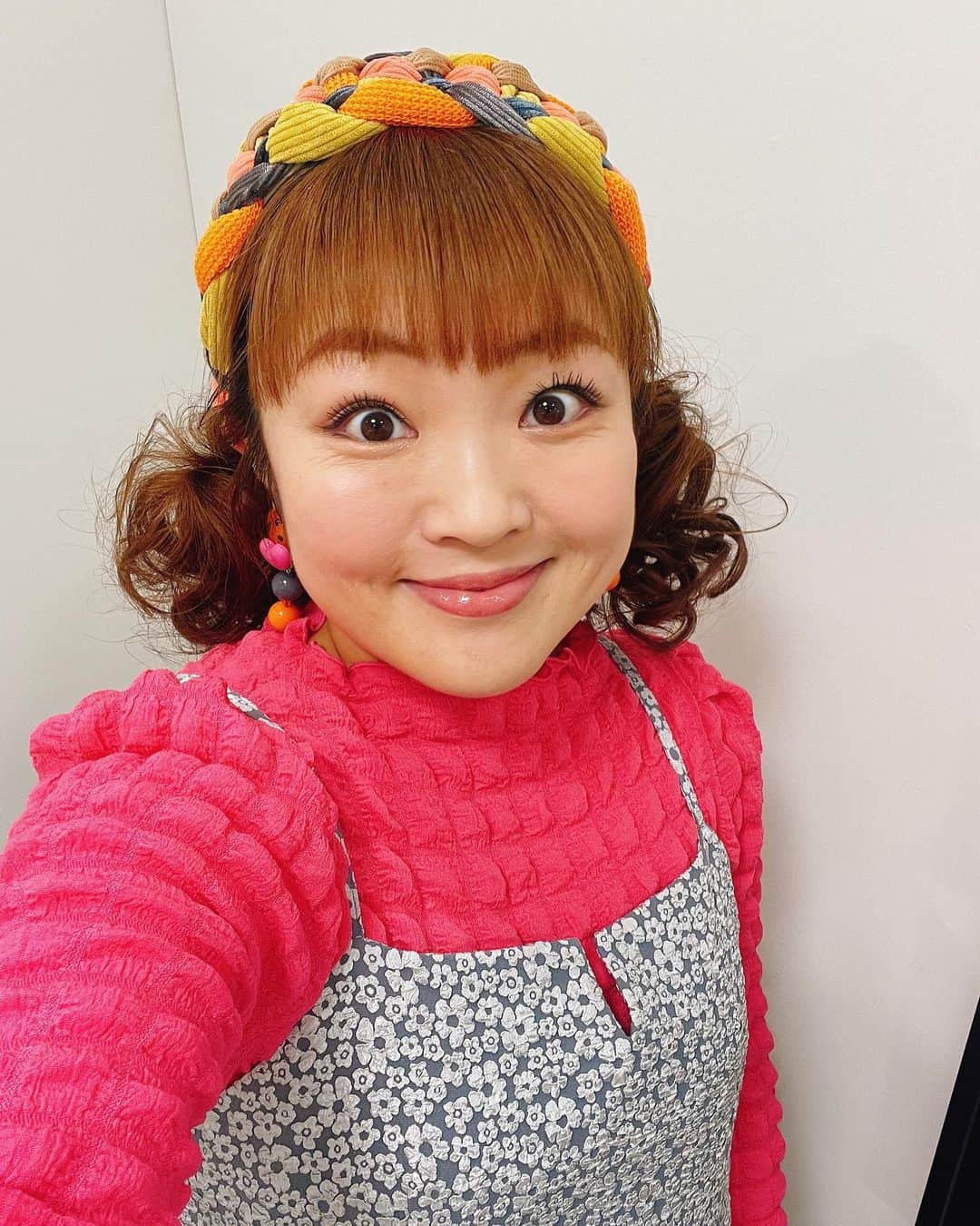 柳原可奈子さんのインスタグラム写真 - (柳原可奈子Instagram)「10/28(土)の「嗚呼‼️みんなの動物園」はアニヤお嬢😽&チャウチャウのトリミング🐶だよ💕  💜ワンピース💜 @asknowas_olaca  ポコとポコと花ポコＫＯＰ　  ピンクのポップコーンロンT  スタイリスト私物  🟡カチューシャ🟡 #SHEIN 💓イヤリング💓 @pkpk_handmade   アクセサリーが最高に可愛かったので✨ ふわふわツインテールを合わせてみたよ❣️  長年使ってるRMKのジェルクリーミィファンデーション買いかえたらパッケージ変わってた✨可愛い〜 中身は変わらず実力派❤️ イプサのコンシーラーとカネボウデザイニングカラーリクイド03でクマと吹き出物跡消しますヨ✌️ リップはマキシマイザーの019シマーピーチのみで仕上げました💋  今週末は　#ハロウィン 🎃👻 みんなは何かしますか⁉️ 私は自分用にAmazonでこれを買ってみたよ🤣 娘たち笑ってくれるかなぁ…⁉️  #嗚呼みんなの動物園」10月28日 0時18分 - yanagihara_kanako_