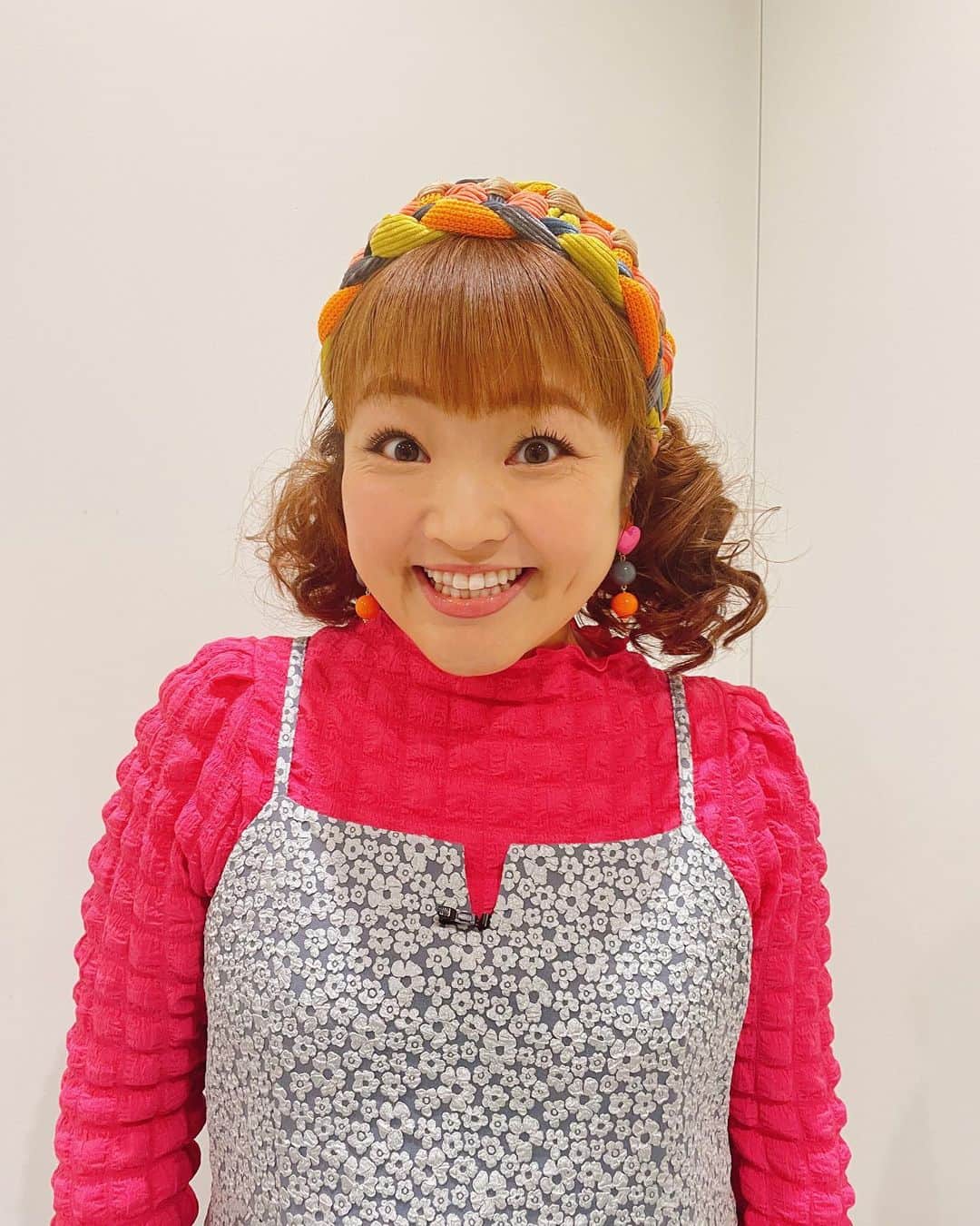 柳原可奈子さんのインスタグラム写真 - (柳原可奈子Instagram)「10/28(土)の「嗚呼‼️みんなの動物園」はアニヤお嬢😽&チャウチャウのトリミング🐶だよ💕  💜ワンピース💜 @asknowas_olaca  ポコとポコと花ポコＫＯＰ　  ピンクのポップコーンロンT  スタイリスト私物  🟡カチューシャ🟡 #SHEIN 💓イヤリング💓 @pkpk_handmade   アクセサリーが最高に可愛かったので✨ ふわふわツインテールを合わせてみたよ❣️  長年使ってるRMKのジェルクリーミィファンデーション買いかえたらパッケージ変わってた✨可愛い〜 中身は変わらず実力派❤️ イプサのコンシーラーとカネボウデザイニングカラーリクイド03でクマと吹き出物跡消しますヨ✌️ リップはマキシマイザーの019シマーピーチのみで仕上げました💋  今週末は　#ハロウィン 🎃👻 みんなは何かしますか⁉️ 私は自分用にAmazonでこれを買ってみたよ🤣 娘たち笑ってくれるかなぁ…⁉️  #嗚呼みんなの動物園」10月28日 0時18分 - yanagihara_kanako_
