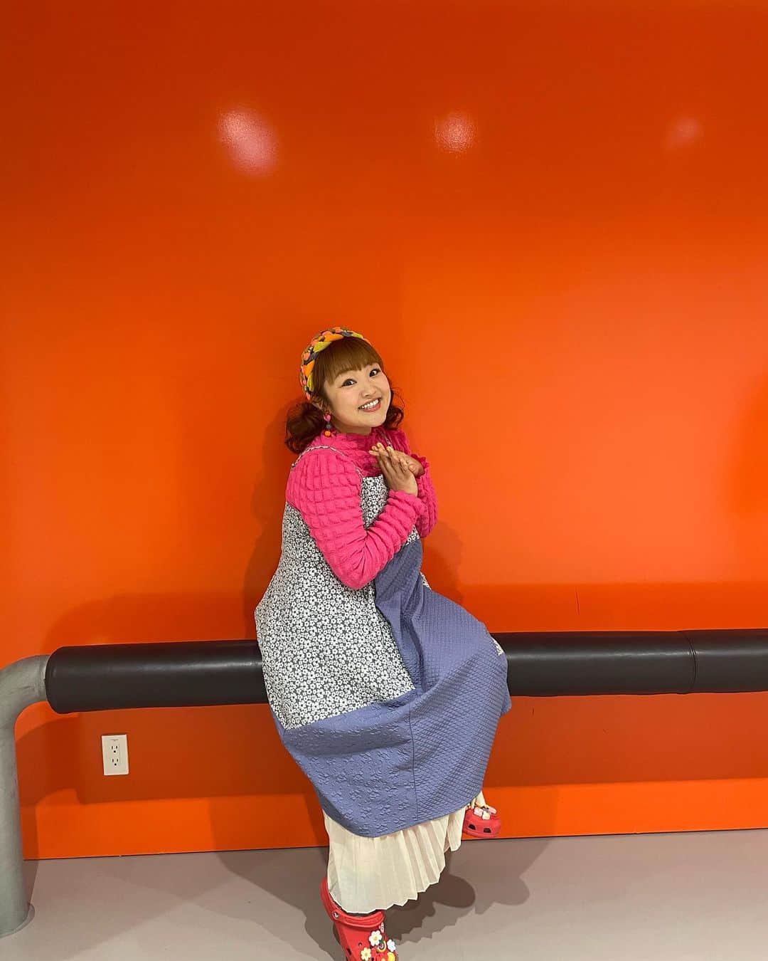柳原可奈子さんのインスタグラム写真 - (柳原可奈子Instagram)「10/28(土)の「嗚呼‼️みんなの動物園」はアニヤお嬢😽&チャウチャウのトリミング🐶だよ💕  💜ワンピース💜 @asknowas_olaca  ポコとポコと花ポコＫＯＰ　  ピンクのポップコーンロンT  スタイリスト私物  🟡カチューシャ🟡 #SHEIN 💓イヤリング💓 @pkpk_handmade   アクセサリーが最高に可愛かったので✨ ふわふわツインテールを合わせてみたよ❣️  長年使ってるRMKのジェルクリーミィファンデーション買いかえたらパッケージ変わってた✨可愛い〜 中身は変わらず実力派❤️ イプサのコンシーラーとカネボウデザイニングカラーリクイド03でクマと吹き出物跡消しますヨ✌️ リップはマキシマイザーの019シマーピーチのみで仕上げました💋  今週末は　#ハロウィン 🎃👻 みんなは何かしますか⁉️ 私は自分用にAmazonでこれを買ってみたよ🤣 娘たち笑ってくれるかなぁ…⁉️  #嗚呼みんなの動物園」10月28日 0時18分 - yanagihara_kanako_