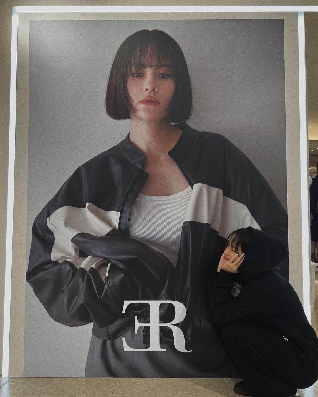 emmaのインスタグラム：「ER in osaka ☁️🤍 @_er_offi   大阪阪急うめだ本店での POPUPSTOREが開催されています🍸 お近くの方は是非遊びに来てねっ  ERとしては初めての関西出店。 何度も来ている大阪だけど、 今回は緊張と不安が入り混じりながらでした🥴 明日土曜日はイベントも開催しますので 是非遊びにきてほしいな🍸 普段はONLINE発売なので、 この機会に生地の風合いやサイズ感などなど見てみてほしい〜な〜。 それでは明日皆様をお待ちしてます🦋  The dreamy store is open for a limited time only ☁️💕✨  #ER_ER_ER」