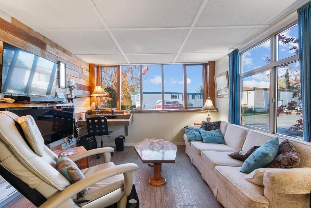 キエラ・スミスさんのインスタグラム写真 - (キエラ・スミスInstagram)「Experience Beachside Bliss in Kelowna. Nestled across the street from Rotary Beach, this 2-bedroom, 1-bathroom home offers an escape right in Kelowna's heart. Step into your backyard sanctuary, a haven of tranquility and seclusion.   Entertain in style on the expansive seating area, perfect for gatherings with loved ones. A spacious patio invites you to unwind, accessible directly from the primary bedroom, creating a seamless blend of indoor-outdoor living.   Ideal for those yearning for a Kelowna retreat or couples seeking to downsize without compromising on comfort and style, this residence encapsulates the essence of refined lakeside living. Near shops, beaches, public transportation, the library, and Mission Park Greenway.   🏠 #87 3745 Lakeshore Road 💲 $275,000 📏 720 sq ft 🛌 2 bed 🛁 1 bath MLS# 10287699  Kierra Smith 250-300-1114 Royal LePage Kelowna   Andrew Smith 250-979-8066 Royal LePage Kelowna」10月28日 0時20分 - kierrasmith