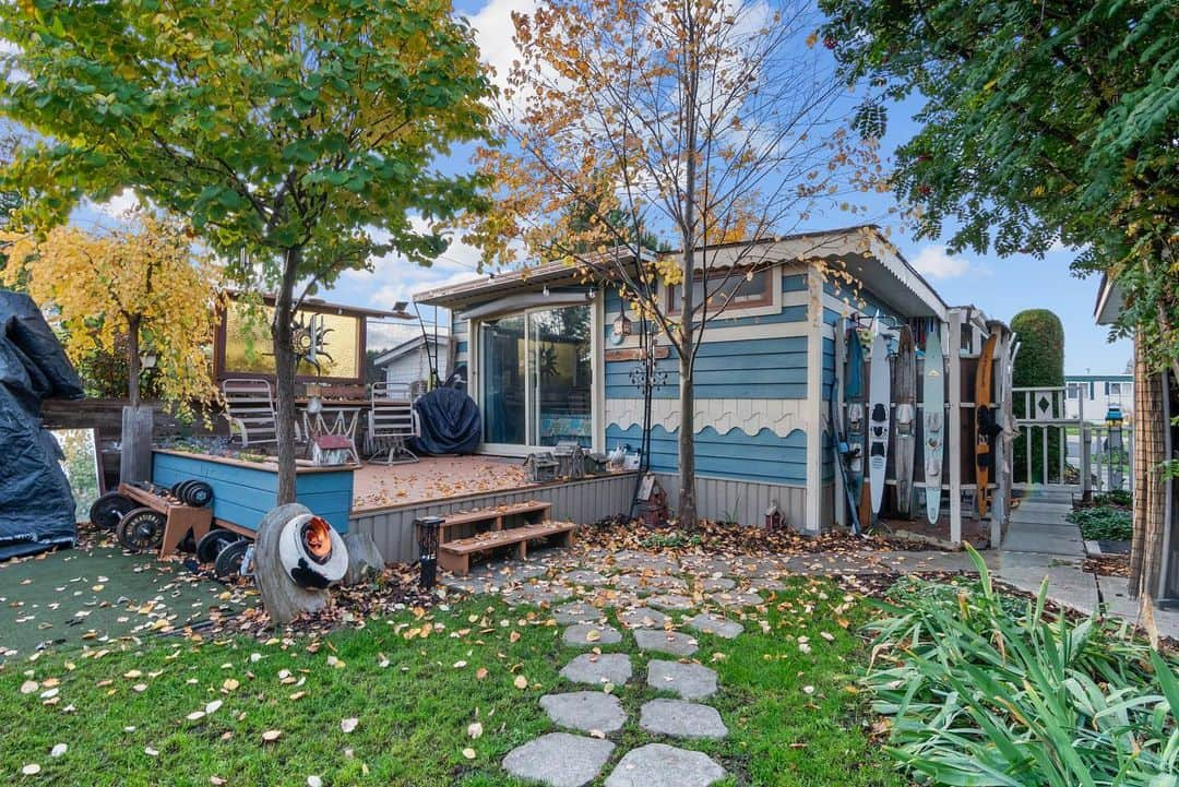 キエラ・スミスさんのインスタグラム写真 - (キエラ・スミスInstagram)「Experience Beachside Bliss in Kelowna. Nestled across the street from Rotary Beach, this 2-bedroom, 1-bathroom home offers an escape right in Kelowna's heart. Step into your backyard sanctuary, a haven of tranquility and seclusion.   Entertain in style on the expansive seating area, perfect for gatherings with loved ones. A spacious patio invites you to unwind, accessible directly from the primary bedroom, creating a seamless blend of indoor-outdoor living.   Ideal for those yearning for a Kelowna retreat or couples seeking to downsize without compromising on comfort and style, this residence encapsulates the essence of refined lakeside living. Near shops, beaches, public transportation, the library, and Mission Park Greenway.   🏠 #87 3745 Lakeshore Road 💲 $275,000 📏 720 sq ft 🛌 2 bed 🛁 1 bath MLS# 10287699  Kierra Smith 250-300-1114 Royal LePage Kelowna   Andrew Smith 250-979-8066 Royal LePage Kelowna」10月28日 0時20分 - kierrasmith