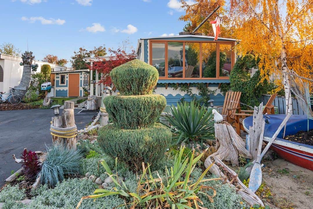 キエラ・スミスのインスタグラム：「Experience Beachside Bliss in Kelowna. Nestled across the street from Rotary Beach, this 2-bedroom, 1-bathroom home offers an escape right in Kelowna's heart. Step into your backyard sanctuary, a haven of tranquility and seclusion.   Entertain in style on the expansive seating area, perfect for gatherings with loved ones. A spacious patio invites you to unwind, accessible directly from the primary bedroom, creating a seamless blend of indoor-outdoor living.   Ideal for those yearning for a Kelowna retreat or couples seeking to downsize without compromising on comfort and style, this residence encapsulates the essence of refined lakeside living. Near shops, beaches, public transportation, the library, and Mission Park Greenway.   🏠 #87 3745 Lakeshore Road 💲 $275,000 📏 720 sq ft 🛌 2 bed 🛁 1 bath MLS# 10287699  Kierra Smith 250-300-1114 Royal LePage Kelowna   Andrew Smith 250-979-8066 Royal LePage Kelowna」