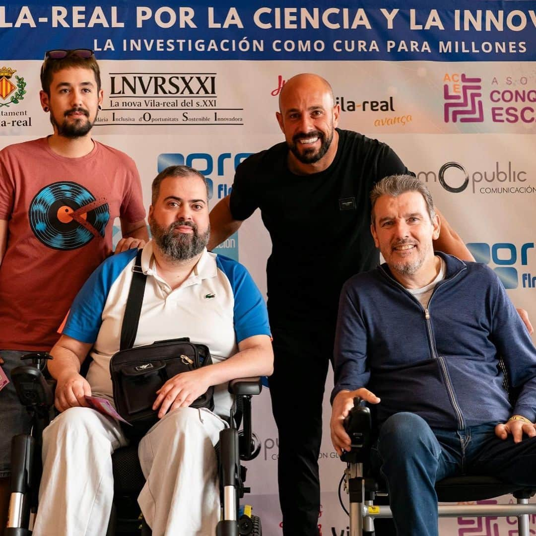 ホセ・マヌエル・レイナのインスタグラム：「Hoy he tenido el placer de asistir al congreso “Vila-real por la ciencia y la innovación”. Allí he compartido momentos con grandes personas, que necesitan todo nuestro apoyo. La investigación en enfermedades raras y degenerativas es algo necesario y urgente. ¡Estamos con vosotros! @conquistandoescalones」