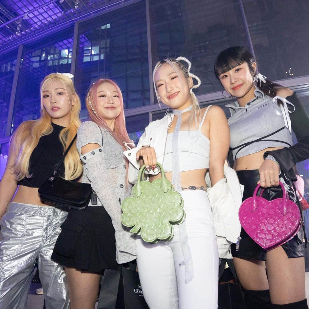 コーチさんのインスタグラム写真 - (コーチInstagram)「Shine on, Seoul. ✨The stars aligned for a sparkling night of music and celebration inspired by the Coach Shine Collection. #WearYourShine #CoachNY   #Ryujin #ITZY  #YoungjiLee #Hyoyeon #GirlsGeneration #ShinSeulki #Blase  #NanaYoungrongKim」10月28日 0時27分 - coach