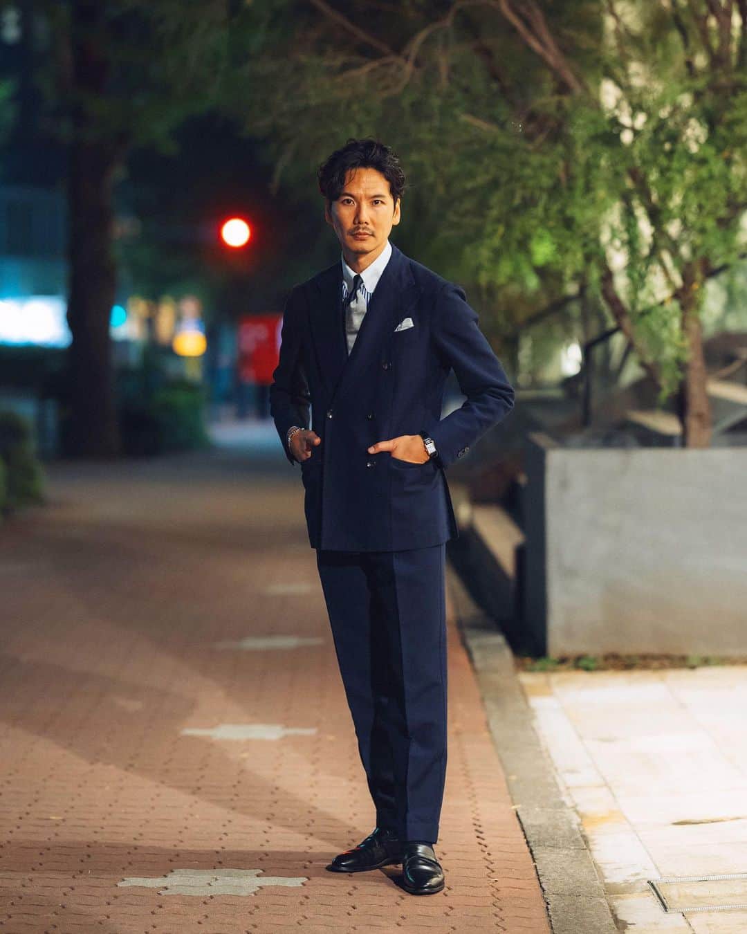 Shuhei Nishiguchiのインスタグラム：「"Dress up. In honor of my respected boss."⬅︎⬅︎⬅︎swipe left Ph. @shige_mot0  今日は上司中村さんの還暦パーティー。 日ごろの感謝と心からの尊敬の念を込めて限りなくシックに。  Tap for Brands  ・ ITEM Suit： @alfonso.sirica  Shirt： @avino_laboratorio_napoletano  Pocket square： @simonnot_godard  Tie： @francobassi_official  Shoes： @johnlobb  ・ #beamsf #suitstyle #classicmenswear #gentlemen #follow #influence #pr #bestoftheday #vintagewear #spezzatura #outfitmen」