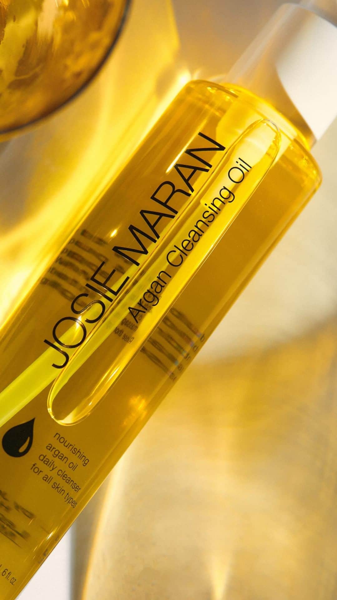 ジョジー・マランのインスタグラム：「This year’s Halloween makeup, gone in one swipe, it’s almost spooky?! 👻 Whether you’re costume requires a full face painting or not, Argan Cleansing Oil will be your best friend once the night is over and it’s time to melt away your makeup. 🎨🧡 Happy Halloween! 🎃」