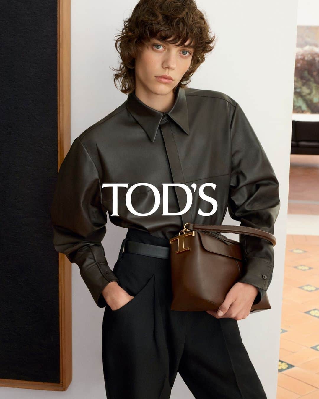 トッズのインスタグラム：「From tap to toe. Timeless details and statement accessories create a bold attire for autumn and beyond.  Tod's Creative Director: @WalterChiapponi Photographer: @karimsadli Creative Direction: @KevinTekinel, @CharlesLevai Stylist: @CharlotteColletCollet Model: @digitalyxx #TodsFW23 #Tods #TTimeless」