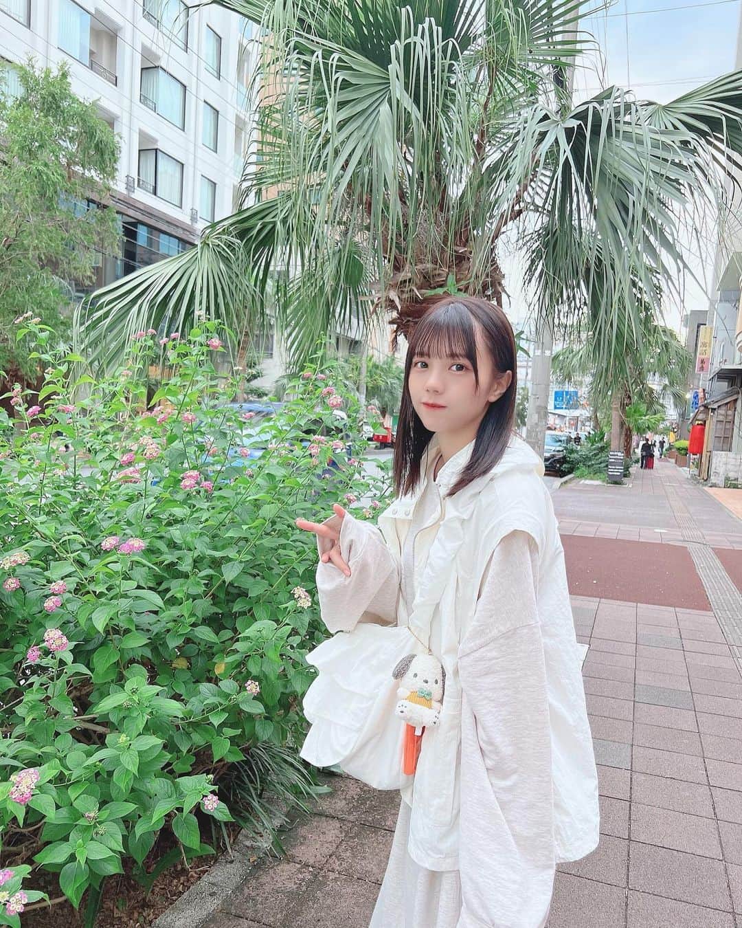 のインスタグラム：「🌴 ⁡ こんばんは〜 ⁡ 沖縄前乗りしています🐓 個人的には久しぶりに 沖縄に来れて嬉しい〜〜！ ⁡ メンバーと国際通りを散策して ご飯食べたりお土産買ったりして もうすでにへとへとなくらい満喫してます🌺 ⁡ 湿度が高くなくカラッとしていて 夜は少し肌寒いけど過ごしやすい 良い気温です🦭 ⁡ 明日も明後日も楽しみー！ ⁡ ⁡ あした❕ ⁡ 『MABOROSHI FES 2023』 📍NAHA BEACH RESORT（波の上うみそら公園） 8:30開場/9:00開演 ⁡ 🎤12:00-2:20(シーサー) 🗣️12:40-13:40 ⁡ 『手羽セン全国ツアー2023「行く先、手羽先」 沖縄公演』 📍桜坂セントラル 16:45開場/17:30開場 ⁡ ⁡ 手羽セン初の沖縄遠征🌞 お会いできるの楽しみにしてますー！ ⁡ 平日おつかれさまでした！ またあした〜 ⁡」