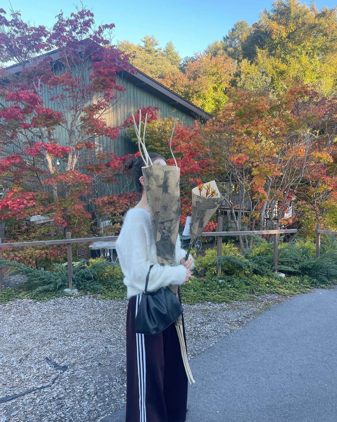 のインスタグラム：「.  気温15度の軽井沢へ行った日  @osobar_by_rk  自然の中で立って食べるお蕎麦屋さん 紅葉も少し始まってて凄く綺麗だった🍂  @gate_flower_field  軽井沢へ行ったときは必ず寄る お花屋さんも行けて大満足✨ すごくリーズナブルで可愛いお花が多いの  お洋服はすべて @snidel_official  ニットは近々入荷します。お楽しみに♡  #軽井沢」