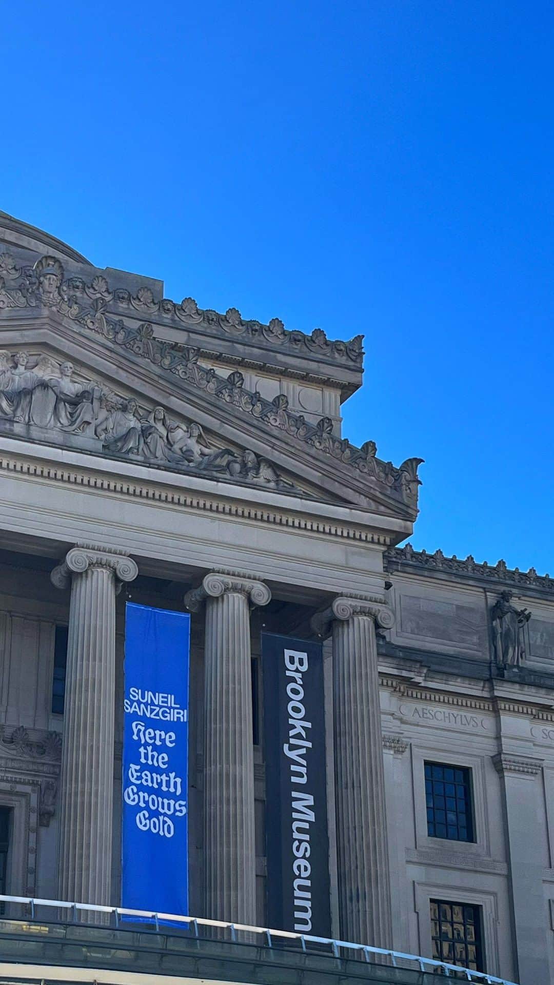 のインスタグラム：「“Suneil Sanzgiri: Here the Earth Grows Gold” opens today at the Brooklyn Museum. Through his work in the exhibition, the artist presents the concept of diaspora as a way to reconfigure our understanding of history and belonging.  Sanzgiri is the 4th annual recipient of the UOVO Prize, which recognizes the work of emerging Brooklyn-based artists. In addition to a solo exhibition at the Brooklyn Museum, winners receive a commission for a public art installation on the facade of UOVO Brooklyn and a $25,000 cash grant.  Visit #SuneilSanzgiriBkM through May 5, 2024.  ___ #BrooklynMuseum #UOVOPrize #SuneilSanzgiri #UOVOBrooklyn」