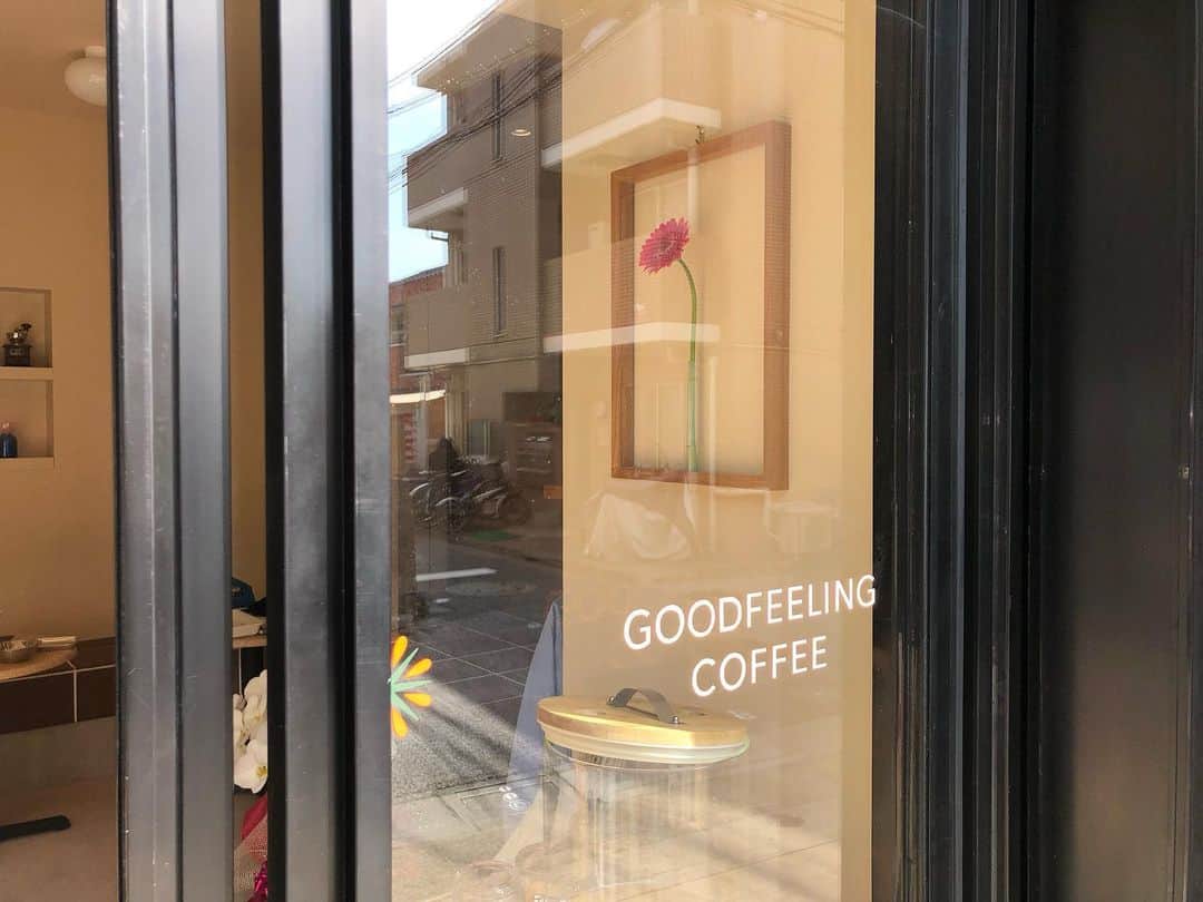 石井脩平さんのインスタグラム写真 - (石井脩平Instagram)「🌼 石井さんのカフェ 【GOODFEELING COFFEE】が遂に本日プレオープンしはりました。 　 いやぁ、おめでたいですねぇ。 朝から天気も良くて気持ち良くて、まさにGOODFEELINGな1日でしたねぇ。 　 　 まぁ、僕は何をどう考えても関係ないんですが、勝手に感慨深い気持ちになっております。 　 　 実はちょろちょろお手伝いさしてもろてまして、もちろんできる範囲でお力添えになれる範囲でですが、まぁそれ言い出したら6月頃の何も無い状態から、日に日にお店が出来上がっていく工程を側で見さしてもろて、とても貴重な経験さしてもろたんで、勝手に感慨深い気持ちになっております。 　 　 いや、もっと言うたらもう何年も前に石井さんにあちこちカフェ連れてってもらいながら、「行く行くはご自分でカフェやらはるとかあるんですか？」『いやぁ、そんなんも将来的にはできたらええけど、まだまだ夢物語やなぁ…』みたいな会話があったんですが、それが今日という日に遂に現実になったんやなぁ…とか考えてしまうと余計に感慨深い気持ちになっております。 　 　 #お前関係ないやないか #何をどう考えても #こっちの石井は関係ないやないか 　　 　 あと、ちょこちょこオープンの準備をされてるお店にお手伝いでお邪魔してく日々の中で感じたのは、本当に芸人仲間であったり、カフェ仲間・コーヒー関係者の方々やったり、松陰神社前の地域の皆さんであったり、本当に沢山の方々に愛され支えられてはるなぁ…素晴らしいなぁ…素敵やなぁ…とこれまた勝手に感じておりました。 　 　 今日、僕が目にしただけでも、本当に沢山のお客様いらっしゃってはって、今後もより一層皆様に愛される素敵なカフェとなっていかはりますように。 　 　 #お前関係ないやないか #何をどう考えても絶対関係ないやないか #どんな気持ちでそんな発言しとんねや 　 　 📸 石井さんのコーヒー人生が始まるキッカケとなった8年ぐらい前のアイロンヘッドナポリからのお誕生日プレゼント「伝説のコーヒーミル」と8年越しのナポリ本人との夢の共演＆再会。 　 📸 プレオープン開店前の午前中にフラッと現れて記念すべき第１号のお客さんとなり、めっちゃKAƵMA流のお祝いをして行かはった、しずるKAƵMAさん。 　 📸 アイロンヘッドナポリ、バンビーノ藤田、THIS ISパン吉田ちゃん、同期の皆でアイスアメリカーノに舌鼓を打ちながら松陰神社まで散歩してお参り。 　 　 #GoodFeelingCoffee @goodfeeling_coffee」10月28日 0時38分 - presidentchan141