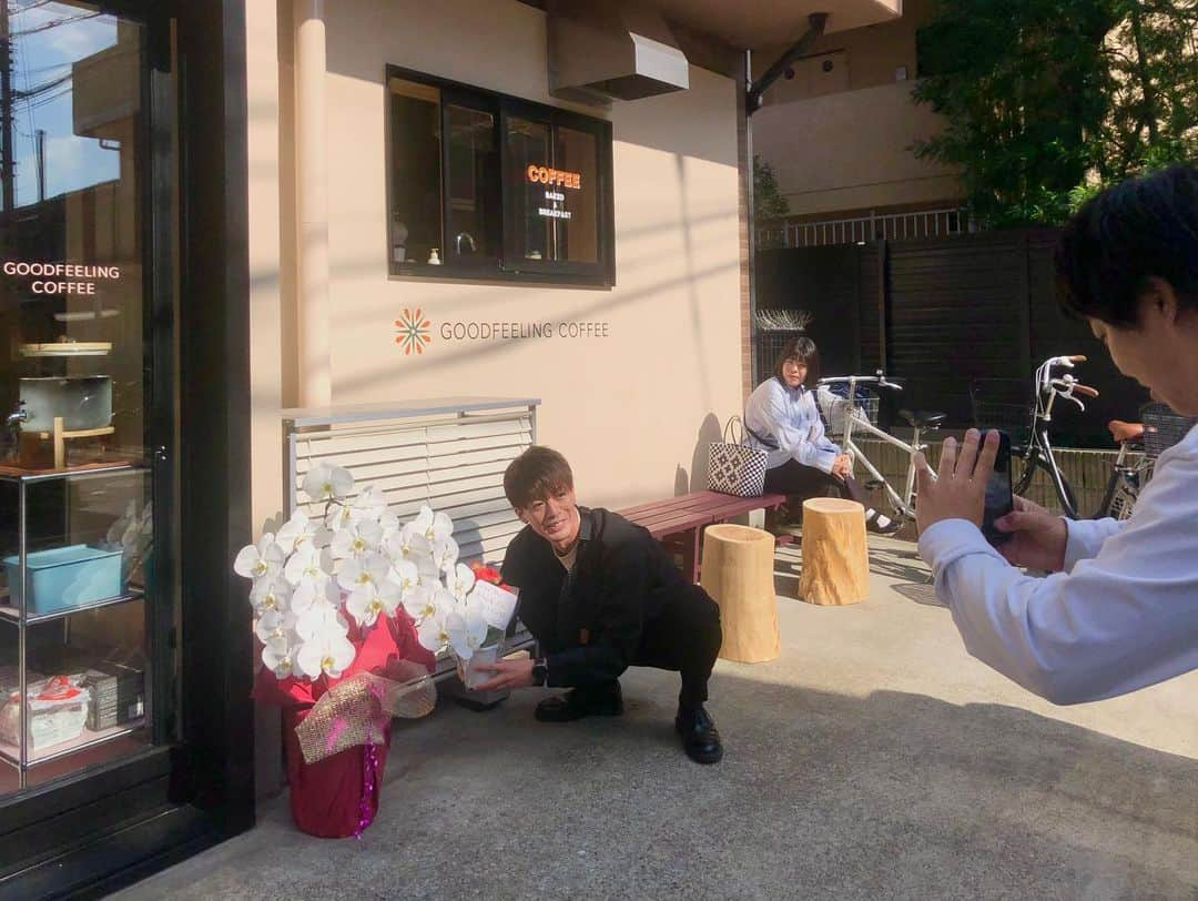 石井脩平さんのインスタグラム写真 - (石井脩平Instagram)「🌼 石井さんのカフェ 【GOODFEELING COFFEE】が遂に本日プレオープンしはりました。 　 いやぁ、おめでたいですねぇ。 朝から天気も良くて気持ち良くて、まさにGOODFEELINGな1日でしたねぇ。 　 　 まぁ、僕は何をどう考えても関係ないんですが、勝手に感慨深い気持ちになっております。 　 　 実はちょろちょろお手伝いさしてもろてまして、もちろんできる範囲でお力添えになれる範囲でですが、まぁそれ言い出したら6月頃の何も無い状態から、日に日にお店が出来上がっていく工程を側で見さしてもろて、とても貴重な経験さしてもろたんで、勝手に感慨深い気持ちになっております。 　 　 いや、もっと言うたらもう何年も前に石井さんにあちこちカフェ連れてってもらいながら、「行く行くはご自分でカフェやらはるとかあるんですか？」『いやぁ、そんなんも将来的にはできたらええけど、まだまだ夢物語やなぁ…』みたいな会話があったんですが、それが今日という日に遂に現実になったんやなぁ…とか考えてしまうと余計に感慨深い気持ちになっております。 　 　 #お前関係ないやないか #何をどう考えても #こっちの石井は関係ないやないか 　　 　 あと、ちょこちょこオープンの準備をされてるお店にお手伝いでお邪魔してく日々の中で感じたのは、本当に芸人仲間であったり、カフェ仲間・コーヒー関係者の方々やったり、松陰神社前の地域の皆さんであったり、本当に沢山の方々に愛され支えられてはるなぁ…素晴らしいなぁ…素敵やなぁ…とこれまた勝手に感じておりました。 　 　 今日、僕が目にしただけでも、本当に沢山のお客様いらっしゃってはって、今後もより一層皆様に愛される素敵なカフェとなっていかはりますように。 　 　 #お前関係ないやないか #何をどう考えても絶対関係ないやないか #どんな気持ちでそんな発言しとんねや 　 　 📸 石井さんのコーヒー人生が始まるキッカケとなった8年ぐらい前のアイロンヘッドナポリからのお誕生日プレゼント「伝説のコーヒーミル」と8年越しのナポリ本人との夢の共演＆再会。 　 📸 プレオープン開店前の午前中にフラッと現れて記念すべき第１号のお客さんとなり、めっちゃKAƵMA流のお祝いをして行かはった、しずるKAƵMAさん。 　 📸 アイロンヘッドナポリ、バンビーノ藤田、THIS ISパン吉田ちゃん、同期の皆でアイスアメリカーノに舌鼓を打ちながら松陰神社まで散歩してお参り。 　 　 #GoodFeelingCoffee @goodfeeling_coffee」10月28日 0時38分 - presidentchan141