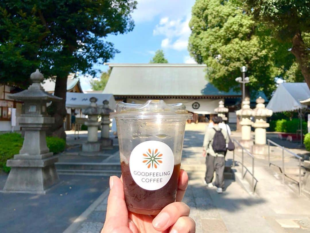 石井脩平さんのインスタグラム写真 - (石井脩平Instagram)「🌼 石井さんのカフェ 【GOODFEELING COFFEE】が遂に本日プレオープンしはりました。 　 いやぁ、おめでたいですねぇ。 朝から天気も良くて気持ち良くて、まさにGOODFEELINGな1日でしたねぇ。 　 　 まぁ、僕は何をどう考えても関係ないんですが、勝手に感慨深い気持ちになっております。 　 　 実はちょろちょろお手伝いさしてもろてまして、もちろんできる範囲でお力添えになれる範囲でですが、まぁそれ言い出したら6月頃の何も無い状態から、日に日にお店が出来上がっていく工程を側で見さしてもろて、とても貴重な経験さしてもろたんで、勝手に感慨深い気持ちになっております。 　 　 いや、もっと言うたらもう何年も前に石井さんにあちこちカフェ連れてってもらいながら、「行く行くはご自分でカフェやらはるとかあるんですか？」『いやぁ、そんなんも将来的にはできたらええけど、まだまだ夢物語やなぁ…』みたいな会話があったんですが、それが今日という日に遂に現実になったんやなぁ…とか考えてしまうと余計に感慨深い気持ちになっております。 　 　 #お前関係ないやないか #何をどう考えても #こっちの石井は関係ないやないか 　　 　 あと、ちょこちょこオープンの準備をされてるお店にお手伝いでお邪魔してく日々の中で感じたのは、本当に芸人仲間であったり、カフェ仲間・コーヒー関係者の方々やったり、松陰神社前の地域の皆さんであったり、本当に沢山の方々に愛され支えられてはるなぁ…素晴らしいなぁ…素敵やなぁ…とこれまた勝手に感じておりました。 　 　 今日、僕が目にしただけでも、本当に沢山のお客様いらっしゃってはって、今後もより一層皆様に愛される素敵なカフェとなっていかはりますように。 　 　 #お前関係ないやないか #何をどう考えても絶対関係ないやないか #どんな気持ちでそんな発言しとんねや 　 　 📸 石井さんのコーヒー人生が始まるキッカケとなった8年ぐらい前のアイロンヘッドナポリからのお誕生日プレゼント「伝説のコーヒーミル」と8年越しのナポリ本人との夢の共演＆再会。 　 📸 プレオープン開店前の午前中にフラッと現れて記念すべき第１号のお客さんとなり、めっちゃKAƵMA流のお祝いをして行かはった、しずるKAƵMAさん。 　 📸 アイロンヘッドナポリ、バンビーノ藤田、THIS ISパン吉田ちゃん、同期の皆でアイスアメリカーノに舌鼓を打ちながら松陰神社まで散歩してお参り。 　 　 #GoodFeelingCoffee @goodfeeling_coffee」10月28日 0時38分 - presidentchan141