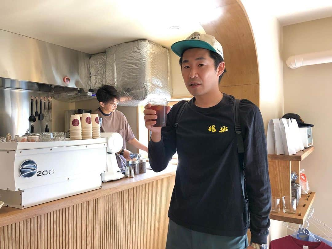 石井脩平さんのインスタグラム写真 - (石井脩平Instagram)「🌼 石井さんのカフェ 【GOODFEELING COFFEE】が遂に本日プレオープンしはりました。 　 いやぁ、おめでたいですねぇ。 朝から天気も良くて気持ち良くて、まさにGOODFEELINGな1日でしたねぇ。 　 　 まぁ、僕は何をどう考えても関係ないんですが、勝手に感慨深い気持ちになっております。 　 　 実はちょろちょろお手伝いさしてもろてまして、もちろんできる範囲でお力添えになれる範囲でですが、まぁそれ言い出したら6月頃の何も無い状態から、日に日にお店が出来上がっていく工程を側で見さしてもろて、とても貴重な経験さしてもろたんで、勝手に感慨深い気持ちになっております。 　 　 いや、もっと言うたらもう何年も前に石井さんにあちこちカフェ連れてってもらいながら、「行く行くはご自分でカフェやらはるとかあるんですか？」『いやぁ、そんなんも将来的にはできたらええけど、まだまだ夢物語やなぁ…』みたいな会話があったんですが、それが今日という日に遂に現実になったんやなぁ…とか考えてしまうと余計に感慨深い気持ちになっております。 　 　 #お前関係ないやないか #何をどう考えても #こっちの石井は関係ないやないか 　　 　 あと、ちょこちょこオープンの準備をされてるお店にお手伝いでお邪魔してく日々の中で感じたのは、本当に芸人仲間であったり、カフェ仲間・コーヒー関係者の方々やったり、松陰神社前の地域の皆さんであったり、本当に沢山の方々に愛され支えられてはるなぁ…素晴らしいなぁ…素敵やなぁ…とこれまた勝手に感じておりました。 　 　 今日、僕が目にしただけでも、本当に沢山のお客様いらっしゃってはって、今後もより一層皆様に愛される素敵なカフェとなっていかはりますように。 　 　 #お前関係ないやないか #何をどう考えても絶対関係ないやないか #どんな気持ちでそんな発言しとんねや 　 　 📸 石井さんのコーヒー人生が始まるキッカケとなった8年ぐらい前のアイロンヘッドナポリからのお誕生日プレゼント「伝説のコーヒーミル」と8年越しのナポリ本人との夢の共演＆再会。 　 📸 プレオープン開店前の午前中にフラッと現れて記念すべき第１号のお客さんとなり、めっちゃKAƵMA流のお祝いをして行かはった、しずるKAƵMAさん。 　 📸 アイロンヘッドナポリ、バンビーノ藤田、THIS ISパン吉田ちゃん、同期の皆でアイスアメリカーノに舌鼓を打ちながら松陰神社まで散歩してお参り。 　 　 #GoodFeelingCoffee @goodfeeling_coffee」10月28日 0時38分 - presidentchan141