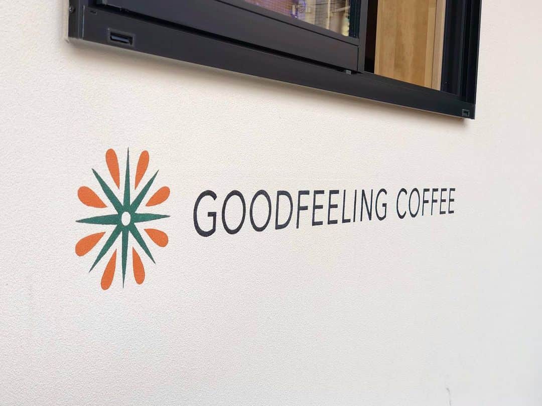 石井脩平さんのインスタグラム写真 - (石井脩平Instagram)「🌼 石井さんのカフェ 【GOODFEELING COFFEE】が遂に本日プレオープンしはりました。 　 いやぁ、おめでたいですねぇ。 朝から天気も良くて気持ち良くて、まさにGOODFEELINGな1日でしたねぇ。 　 　 まぁ、僕は何をどう考えても関係ないんですが、勝手に感慨深い気持ちになっております。 　 　 実はちょろちょろお手伝いさしてもろてまして、もちろんできる範囲でお力添えになれる範囲でですが、まぁそれ言い出したら6月頃の何も無い状態から、日に日にお店が出来上がっていく工程を側で見さしてもろて、とても貴重な経験さしてもろたんで、勝手に感慨深い気持ちになっております。 　 　 いや、もっと言うたらもう何年も前に石井さんにあちこちカフェ連れてってもらいながら、「行く行くはご自分でカフェやらはるとかあるんですか？」『いやぁ、そんなんも将来的にはできたらええけど、まだまだ夢物語やなぁ…』みたいな会話があったんですが、それが今日という日に遂に現実になったんやなぁ…とか考えてしまうと余計に感慨深い気持ちになっております。 　 　 #お前関係ないやないか #何をどう考えても #こっちの石井は関係ないやないか 　　 　 あと、ちょこちょこオープンの準備をされてるお店にお手伝いでお邪魔してく日々の中で感じたのは、本当に芸人仲間であったり、カフェ仲間・コーヒー関係者の方々やったり、松陰神社前の地域の皆さんであったり、本当に沢山の方々に愛され支えられてはるなぁ…素晴らしいなぁ…素敵やなぁ…とこれまた勝手に感じておりました。 　 　 今日、僕が目にしただけでも、本当に沢山のお客様いらっしゃってはって、今後もより一層皆様に愛される素敵なカフェとなっていかはりますように。 　 　 #お前関係ないやないか #何をどう考えても絶対関係ないやないか #どんな気持ちでそんな発言しとんねや 　 　 📸 石井さんのコーヒー人生が始まるキッカケとなった8年ぐらい前のアイロンヘッドナポリからのお誕生日プレゼント「伝説のコーヒーミル」と8年越しのナポリ本人との夢の共演＆再会。 　 📸 プレオープン開店前の午前中にフラッと現れて記念すべき第１号のお客さんとなり、めっちゃKAƵMA流のお祝いをして行かはった、しずるKAƵMAさん。 　 📸 アイロンヘッドナポリ、バンビーノ藤田、THIS ISパン吉田ちゃん、同期の皆でアイスアメリカーノに舌鼓を打ちながら松陰神社まで散歩してお参り。 　 　 #GoodFeelingCoffee @goodfeeling_coffee」10月28日 0時38分 - presidentchan141