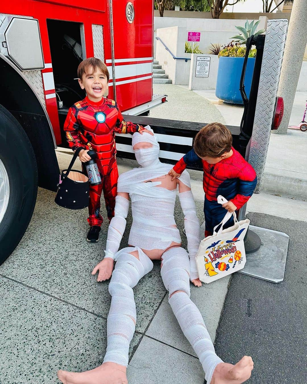 ジョージー・ローレンさんのインスタグラム写真 - (ジョージー・ローレンInstagram)「The MB Police and Fire Department trunk or treat! One of my favorite events of the season and the best way to kick off Halloween weekend! #trunkortreat #superheroes #halloweenweekend #happyhalloween」10月28日 0時39分 - josieleinart