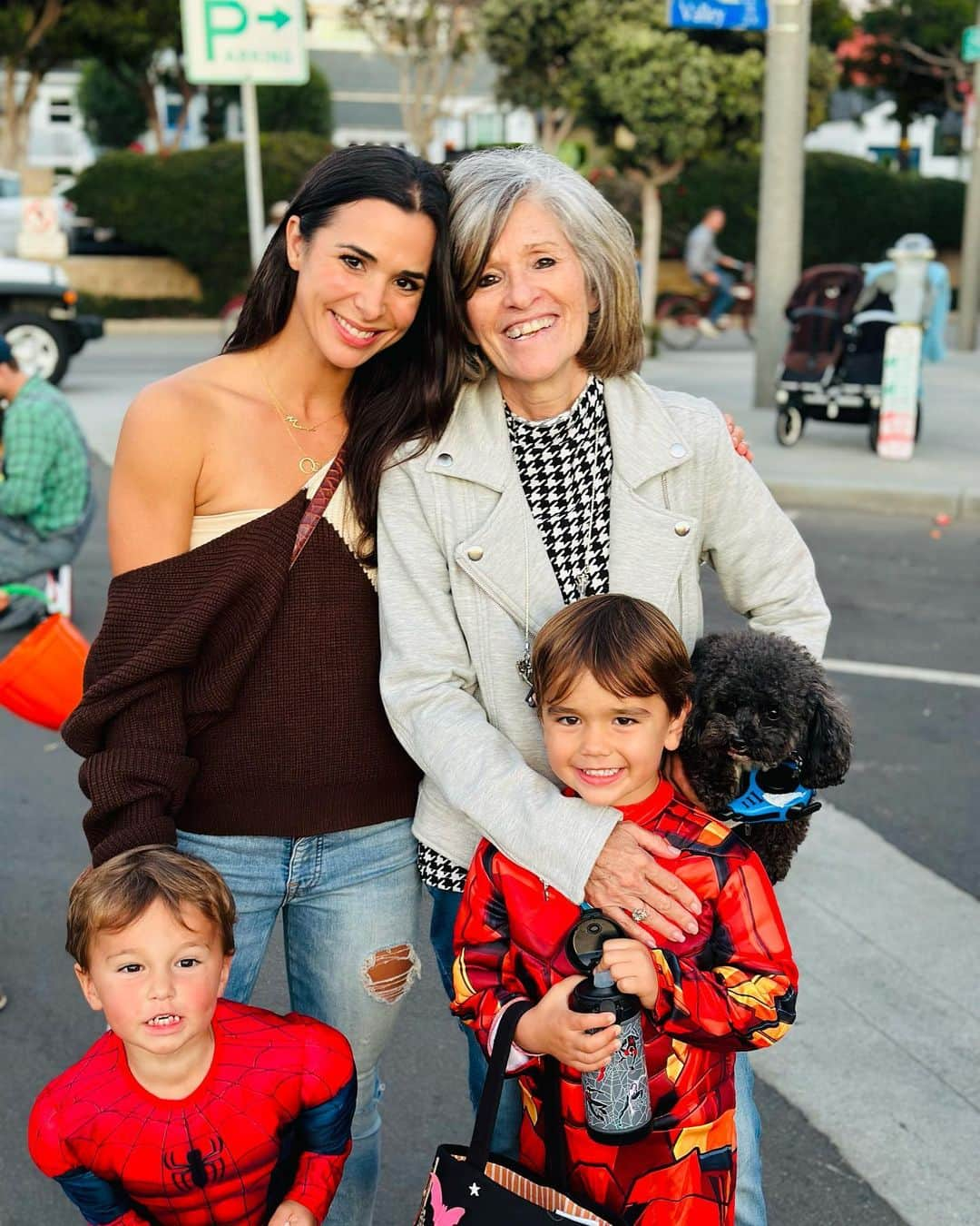 ジョージー・ローレンさんのインスタグラム写真 - (ジョージー・ローレンInstagram)「The MB Police and Fire Department trunk or treat! One of my favorite events of the season and the best way to kick off Halloween weekend! #trunkortreat #superheroes #halloweenweekend #happyhalloween」10月28日 0時39分 - josieleinart