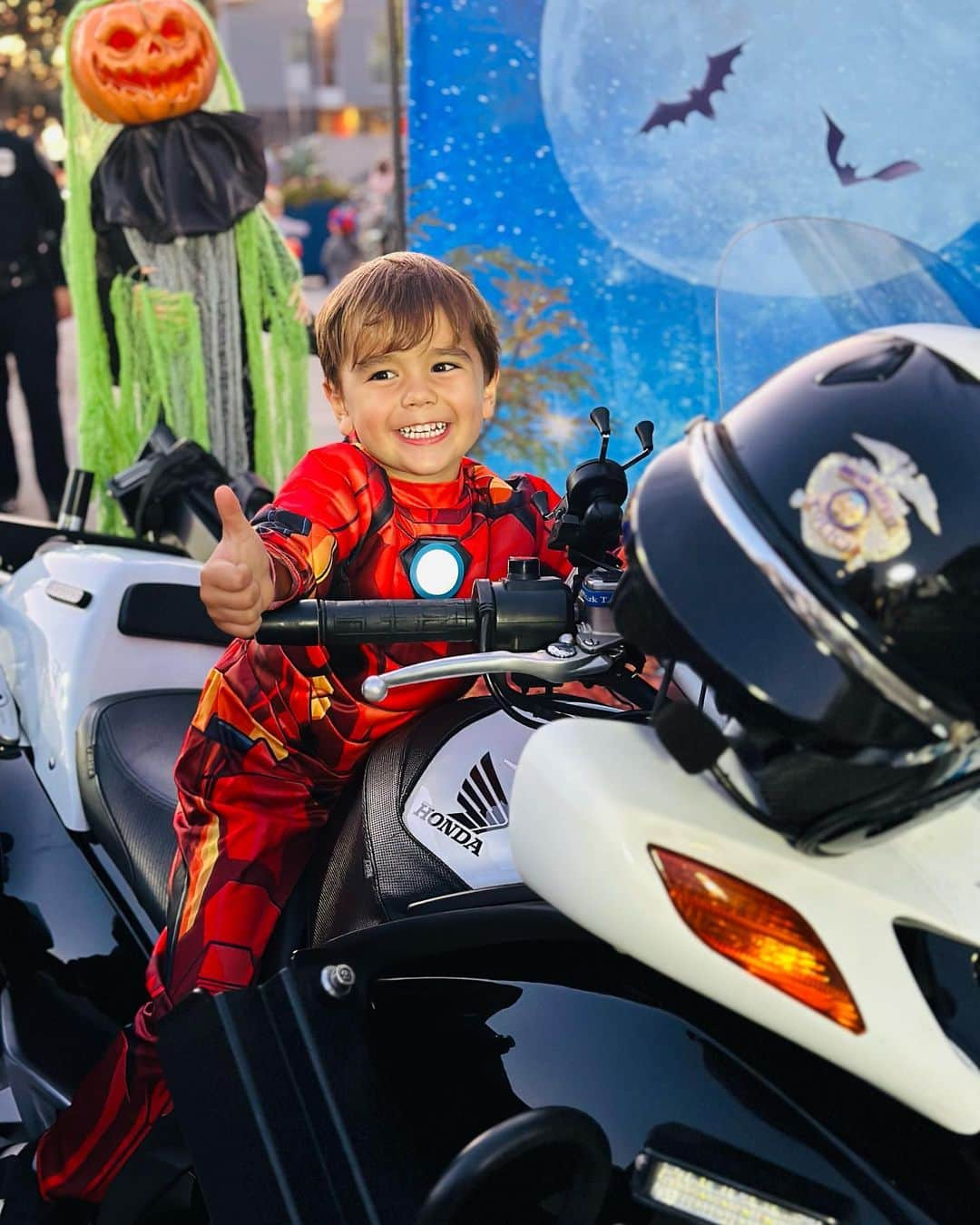 ジョージー・ローレンさんのインスタグラム写真 - (ジョージー・ローレンInstagram)「The MB Police and Fire Department trunk or treat! One of my favorite events of the season and the best way to kick off Halloween weekend! #trunkortreat #superheroes #halloweenweekend #happyhalloween」10月28日 0時39分 - josieleinart