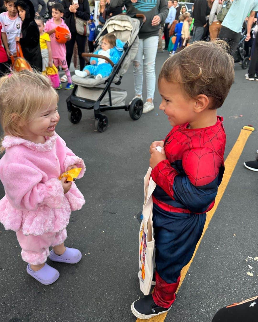 ジョージー・ローレンさんのインスタグラム写真 - (ジョージー・ローレンInstagram)「The MB Police and Fire Department trunk or treat! One of my favorite events of the season and the best way to kick off Halloween weekend! #trunkortreat #superheroes #halloweenweekend #happyhalloween」10月28日 0時39分 - josieleinart