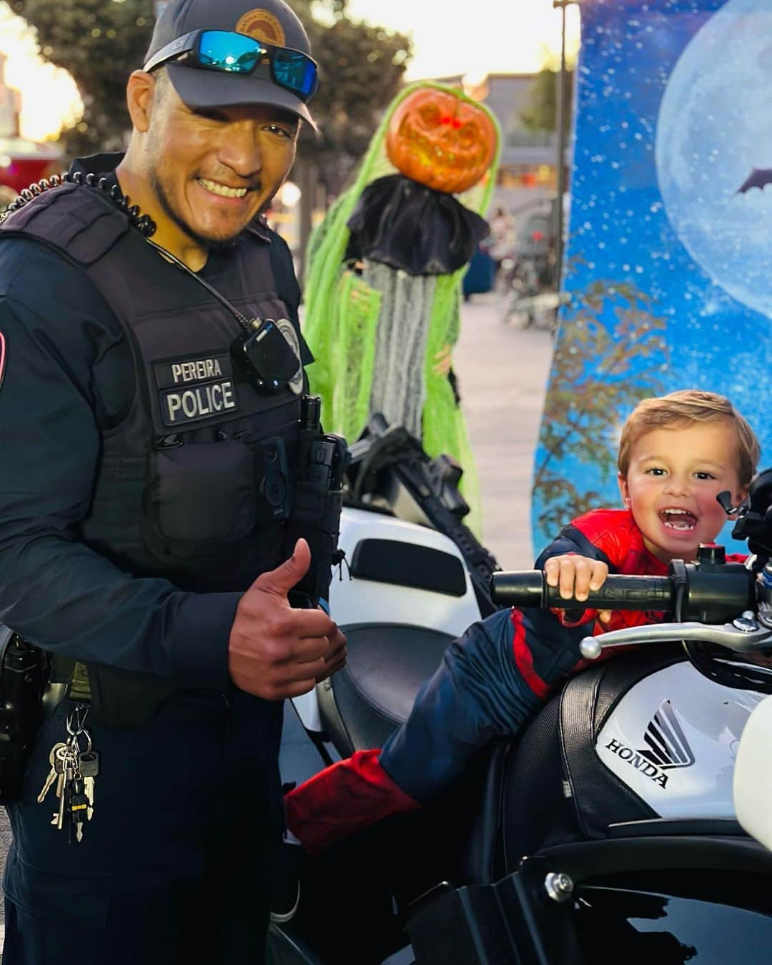 ジョージー・ローレンさんのインスタグラム写真 - (ジョージー・ローレンInstagram)「The MB Police and Fire Department trunk or treat! One of my favorite events of the season and the best way to kick off Halloween weekend! #trunkortreat #superheroes #halloweenweekend #happyhalloween」10月28日 0時39分 - josieleinart